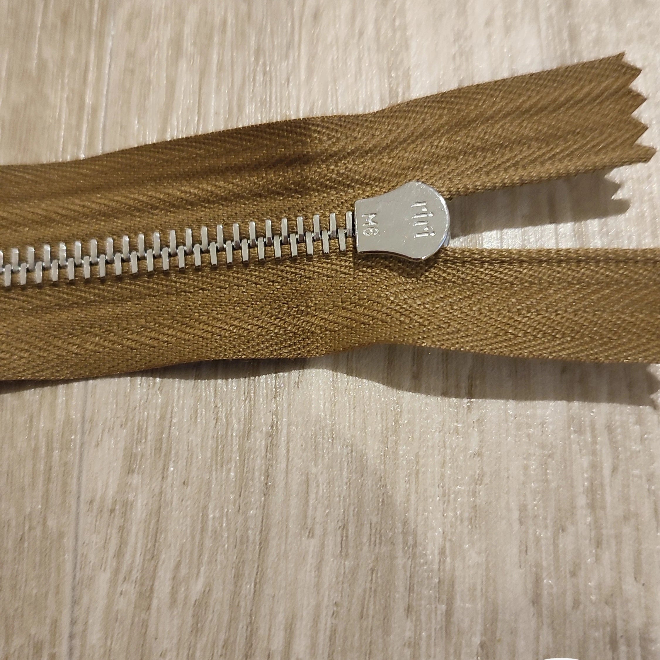FERMETURE RIRI METAL NON SÉPARABLE 13CM MARRON M6 - My Little Coupon