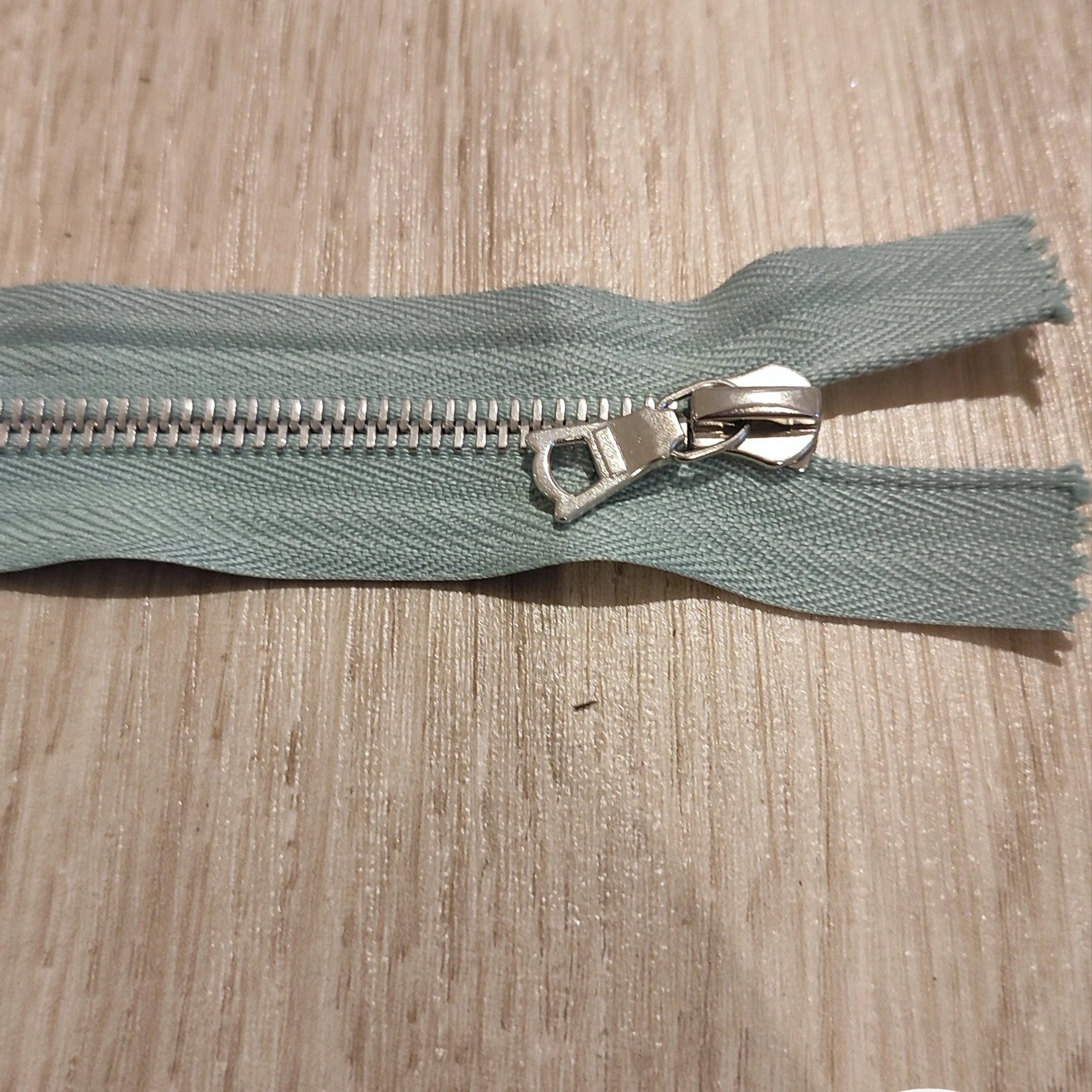 FERMETURE RIRI MÉTAL NON SÉPARABLE 14CM BLEU CLAIR M6 - My Little Coupon