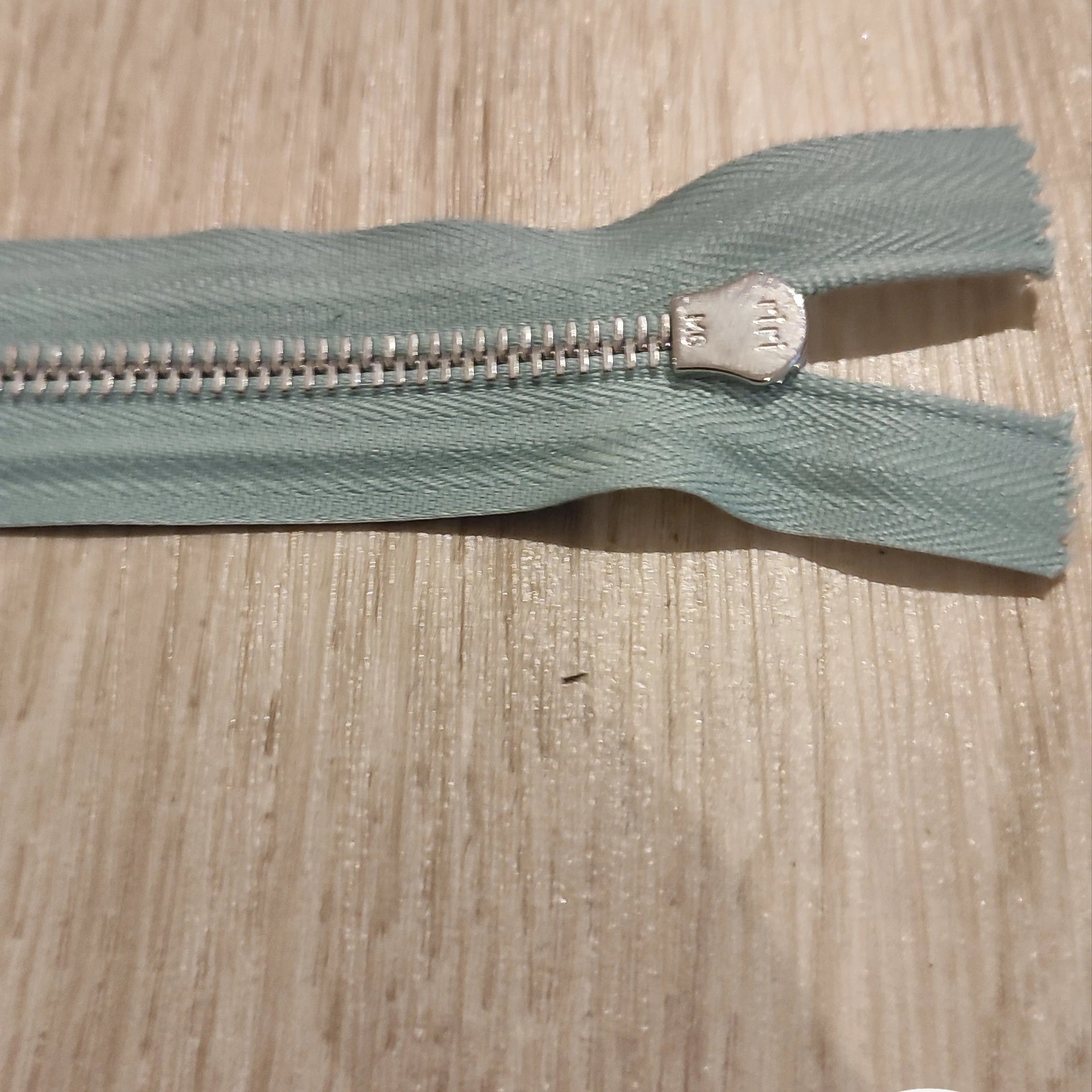 FERMETURE RIRI MÉTAL NON SÉPARABLE 14CM BLEU CLAIR M6 - My Little Coupon