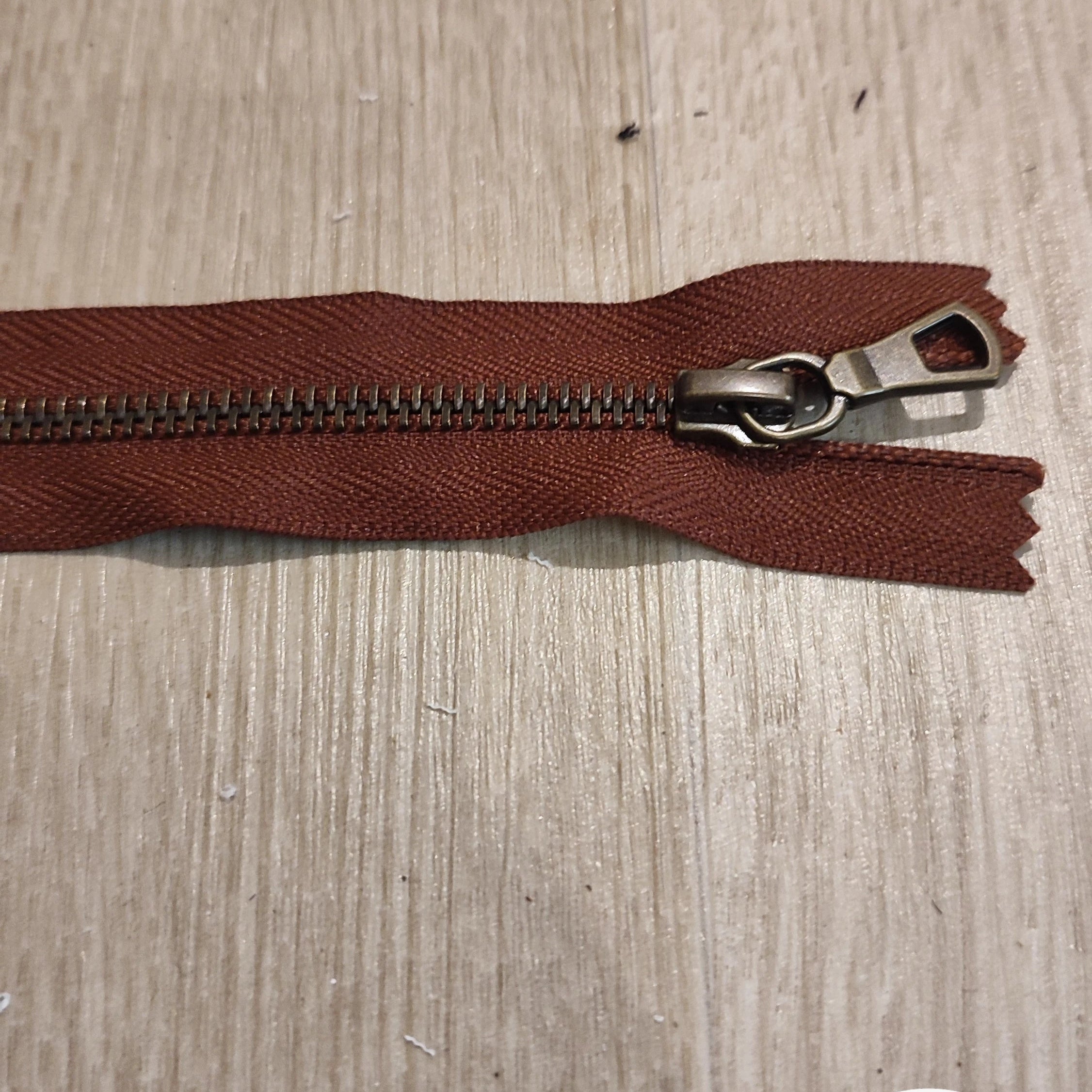 FERMETURE RIRI METAL NON SÉPARABLE 18CM MARRON NOISETTE FONCÉ - My Little Coupon