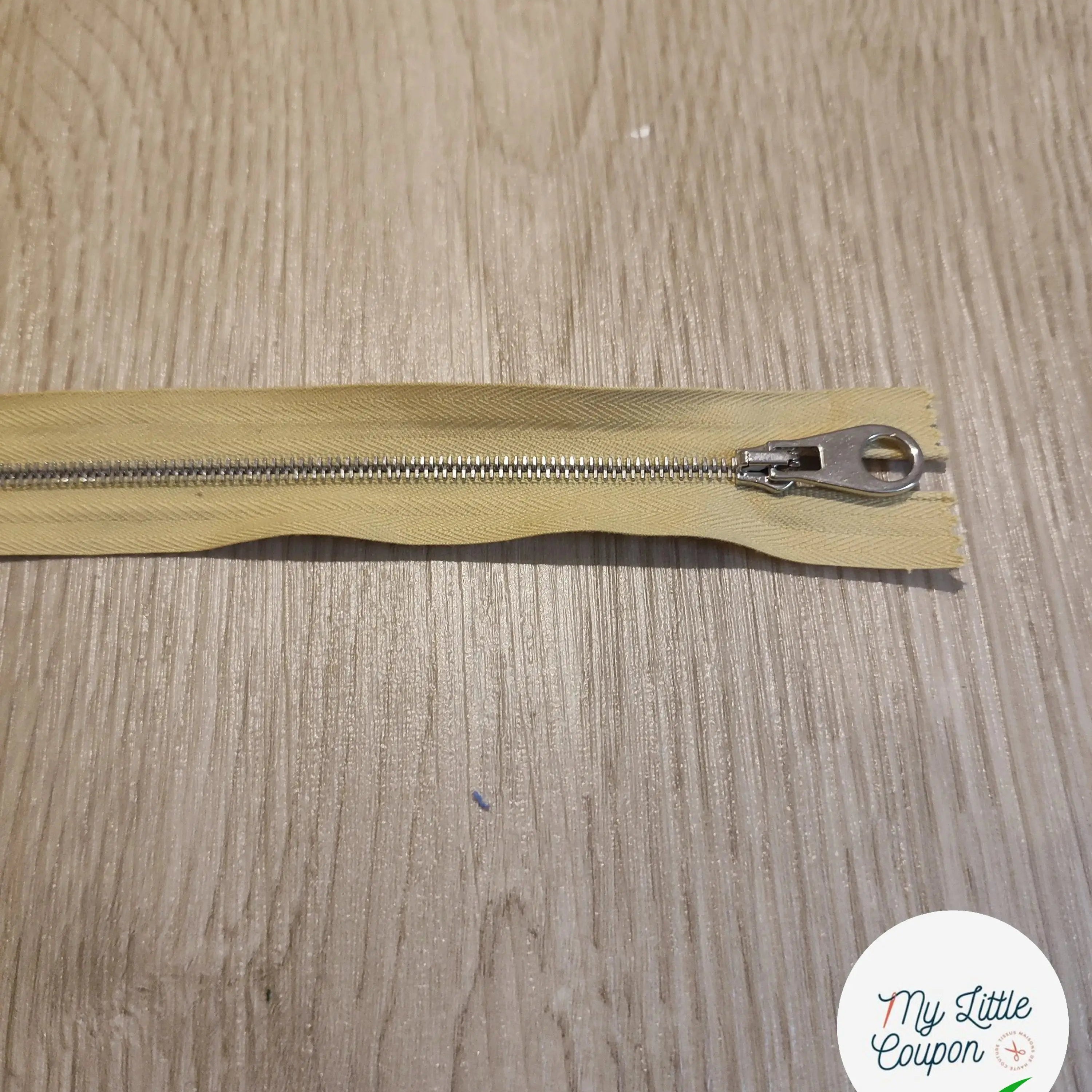 FERMETURE RIRI METAL NON SÉPARABLE 20CM JAUNE PÂLE M4 - My Little Coupon