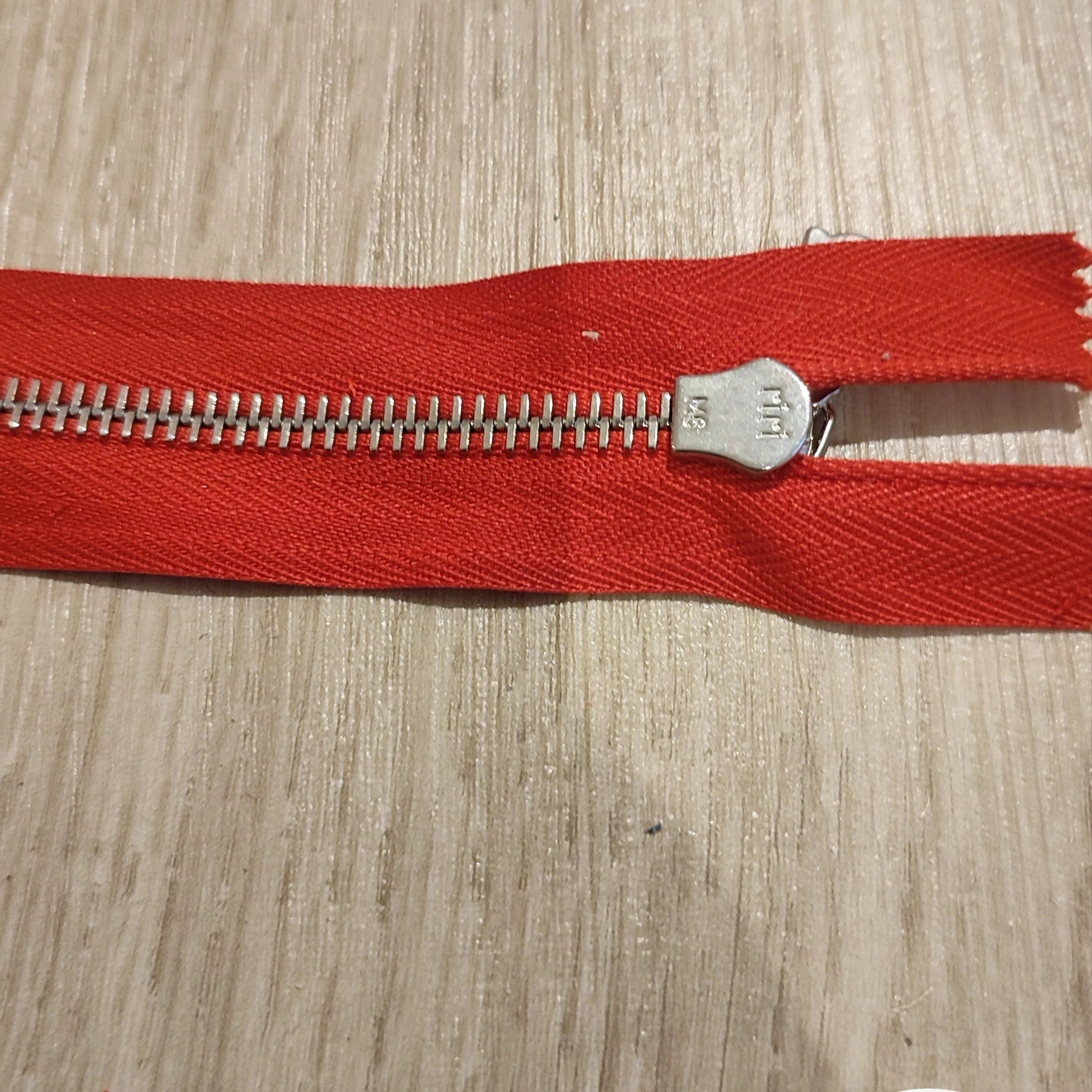 FERMETURE RIRI METAL NON SÉPARABLE 20CM ROUGE M6 - My Little Coupon