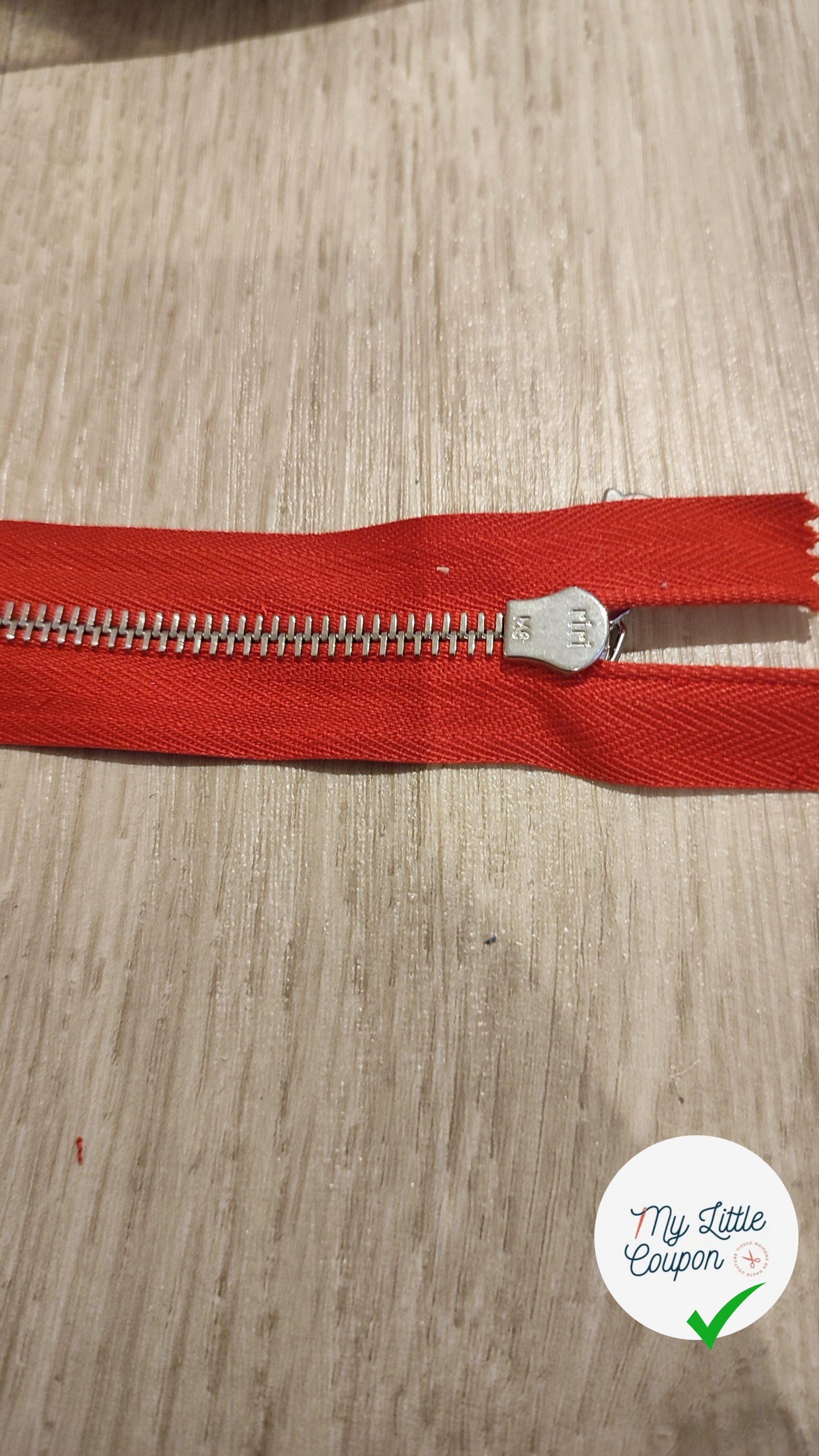 FERMETURE RIRI METAL NON SÉPARABLE 20CM ROUGE M6 - My Little Coupon