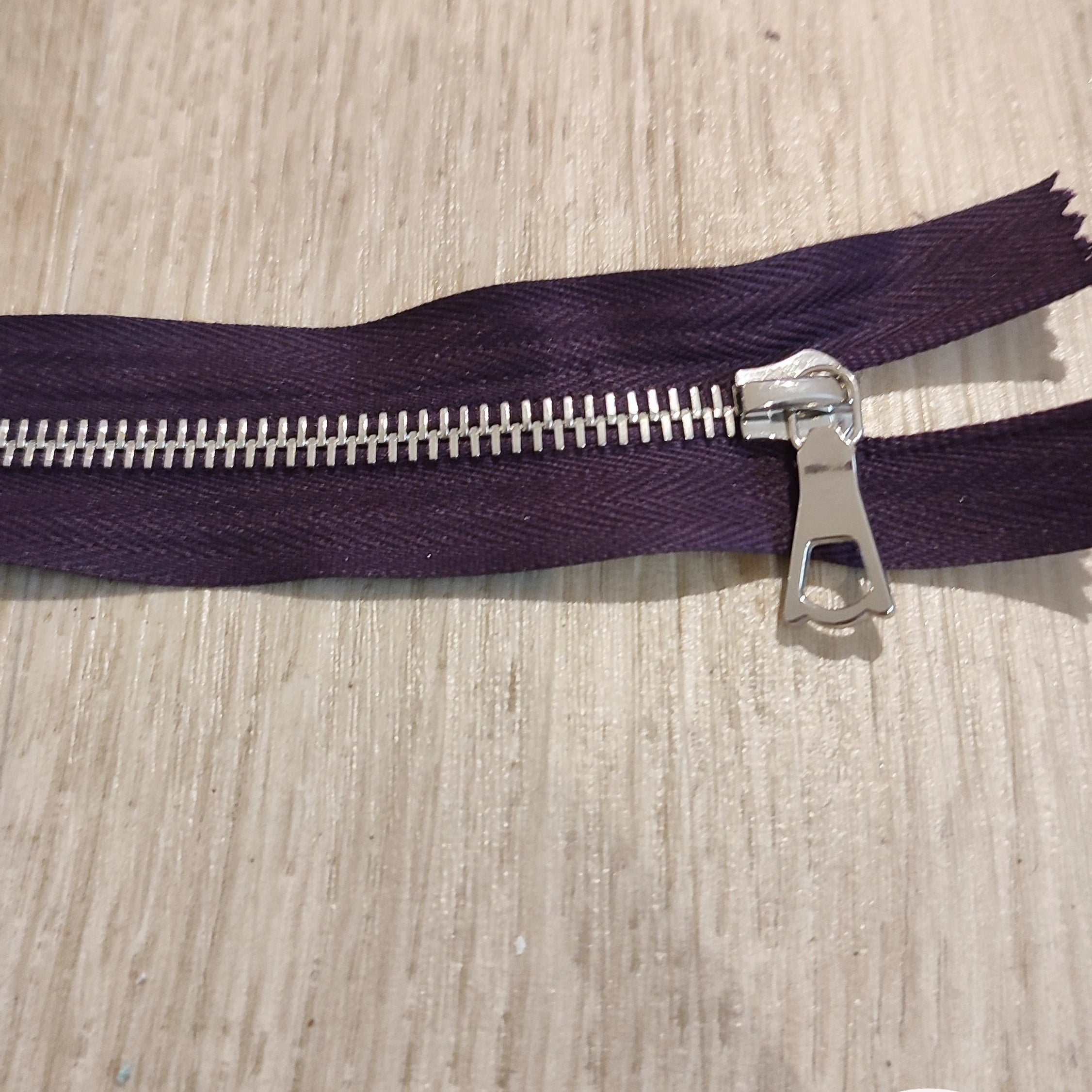 FERMETURE RIRI MÉTAL NON SÉPARABLE 20CM VIOLET FONCÉ M6 - My Little Coupon