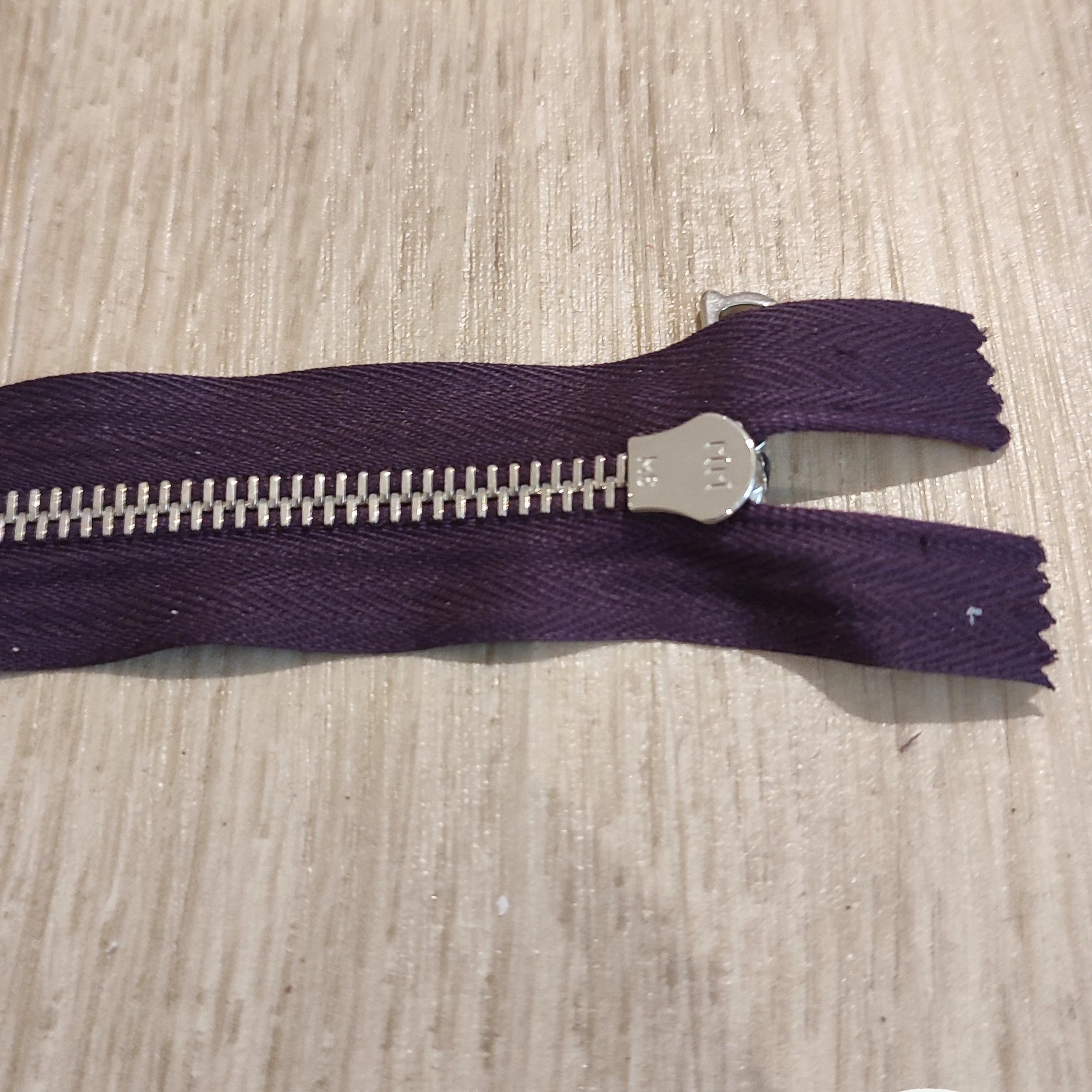 FERMETURE RIRI MÉTAL NON SÉPARABLE 20CM VIOLET FONCÉ M6 - My Little Coupon