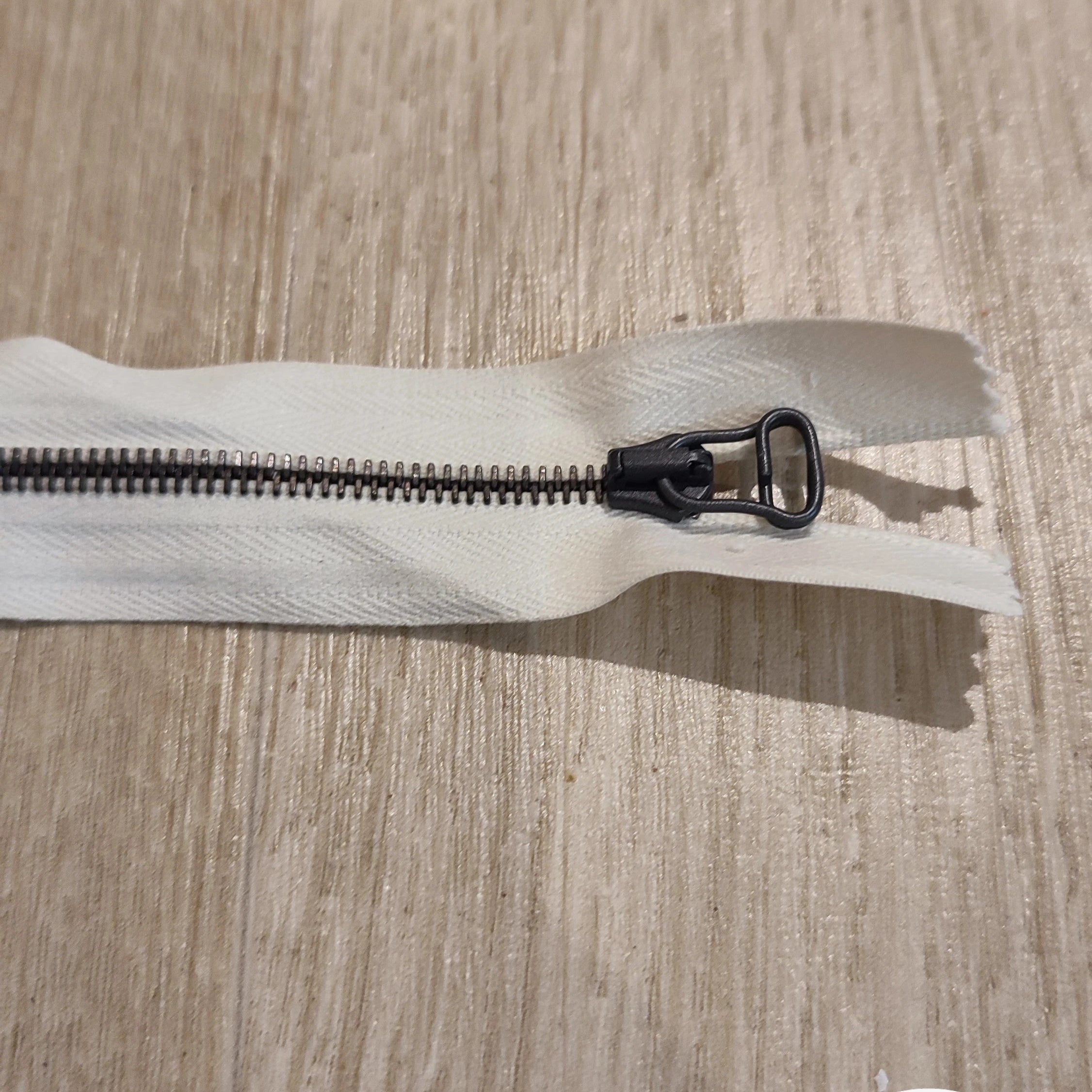FERMETURE RIRI MÉTAL NON SÉPARABLE 25CM BLANC M4 - My Little Coupon