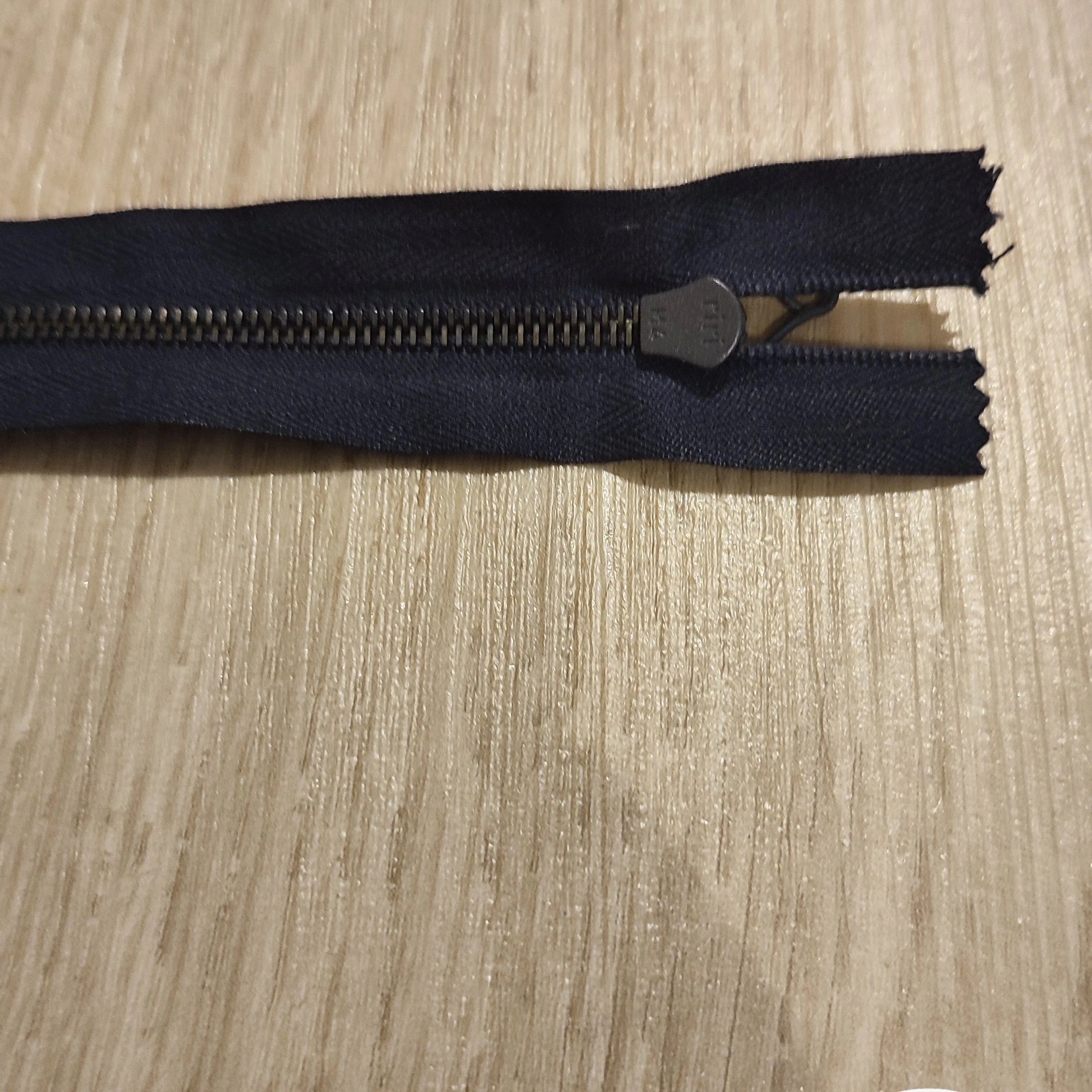 FERMETURE RIRI METAL NON SÉPARABLE 25CM BLEU FONCÉ M4 - My Little Coupon