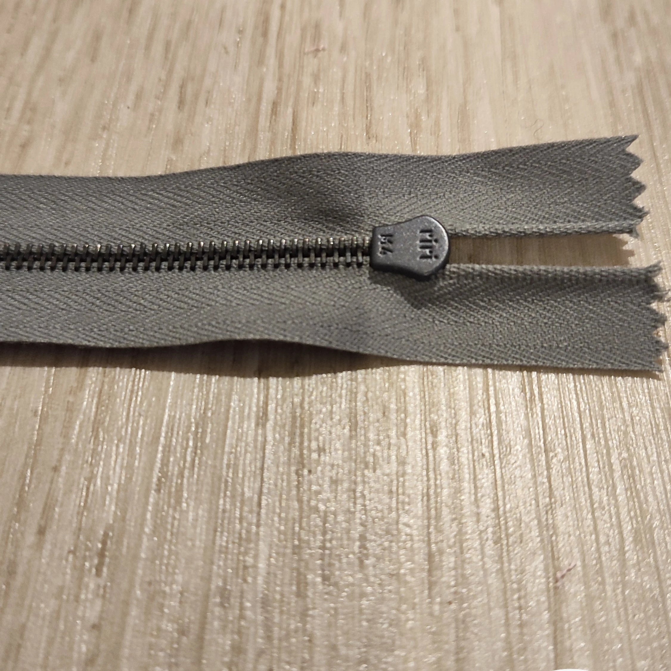 FERMETURE RIRI METAL NON SÉPARABLE 25CM GRIS M4 - My Little Coupon
