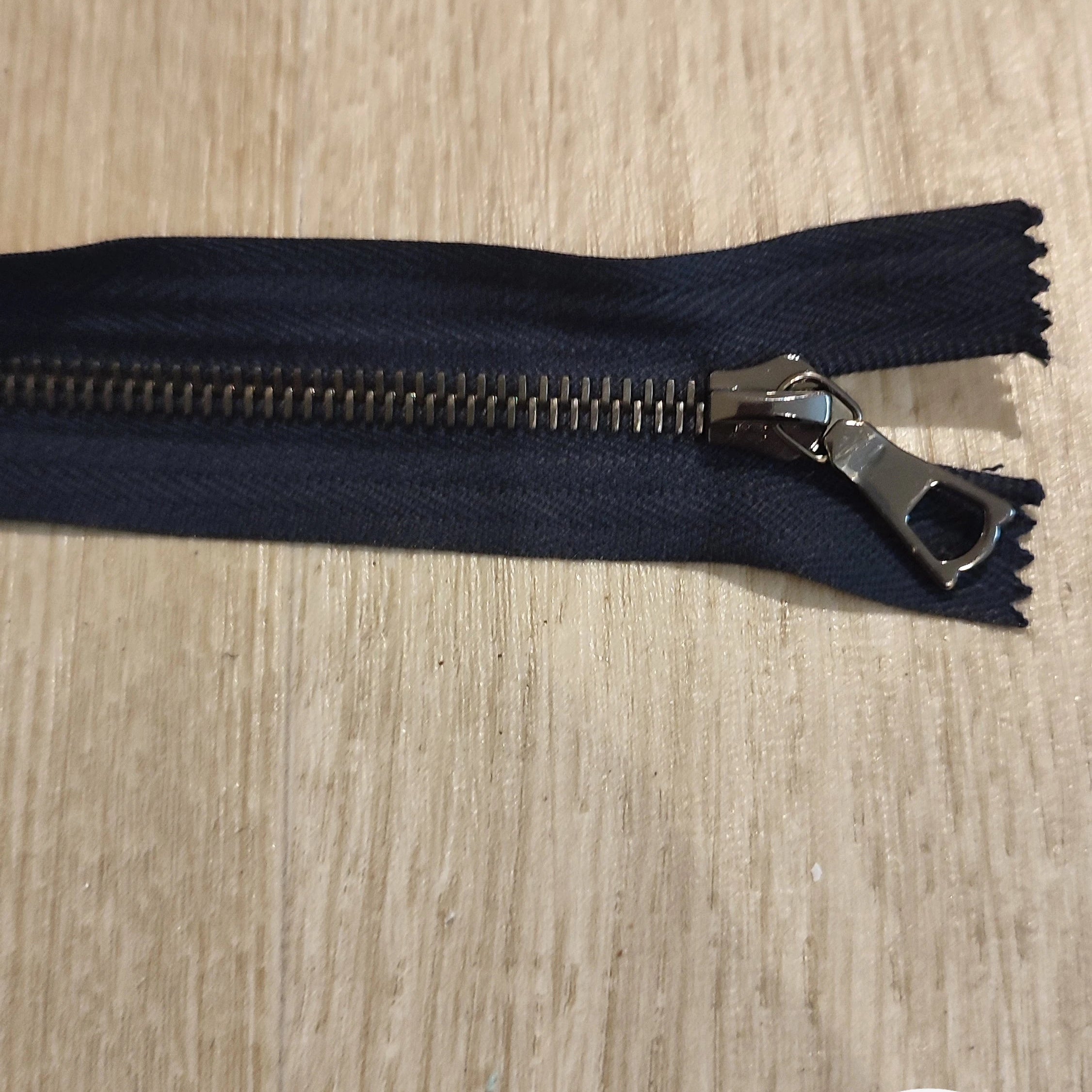 FERMETURE RIRI MÉTAL NON SÉPARABLE 50CM BLEU FONCÉ M6 - My Little Coupon