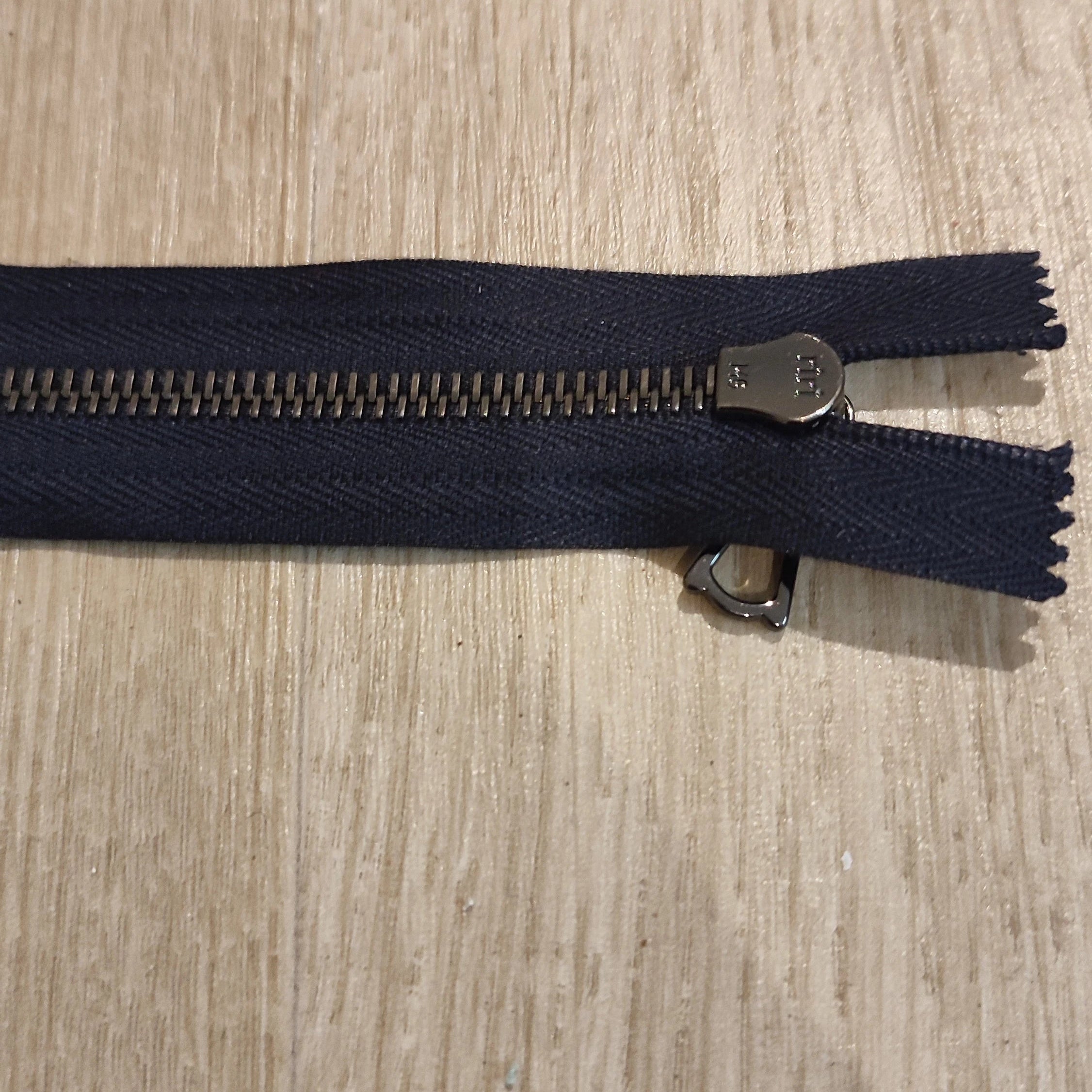FERMETURE RIRI MÉTAL NON SÉPARABLE 50CM BLEU FONCÉ M6 - My Little Coupon