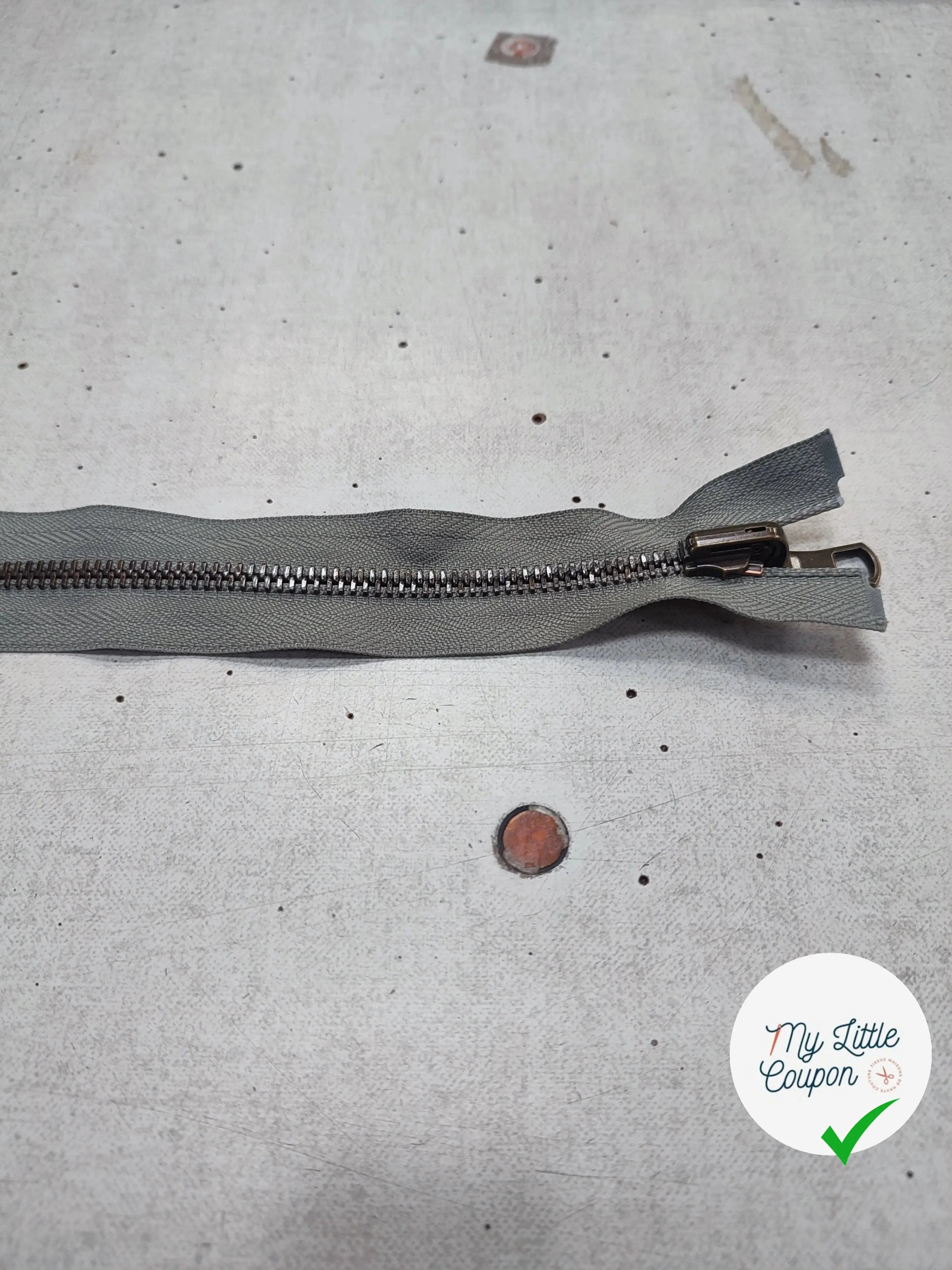 FERMETURE RIRI METAL SÉPARABLE VERT GRIS 20CM - My Little Coupon