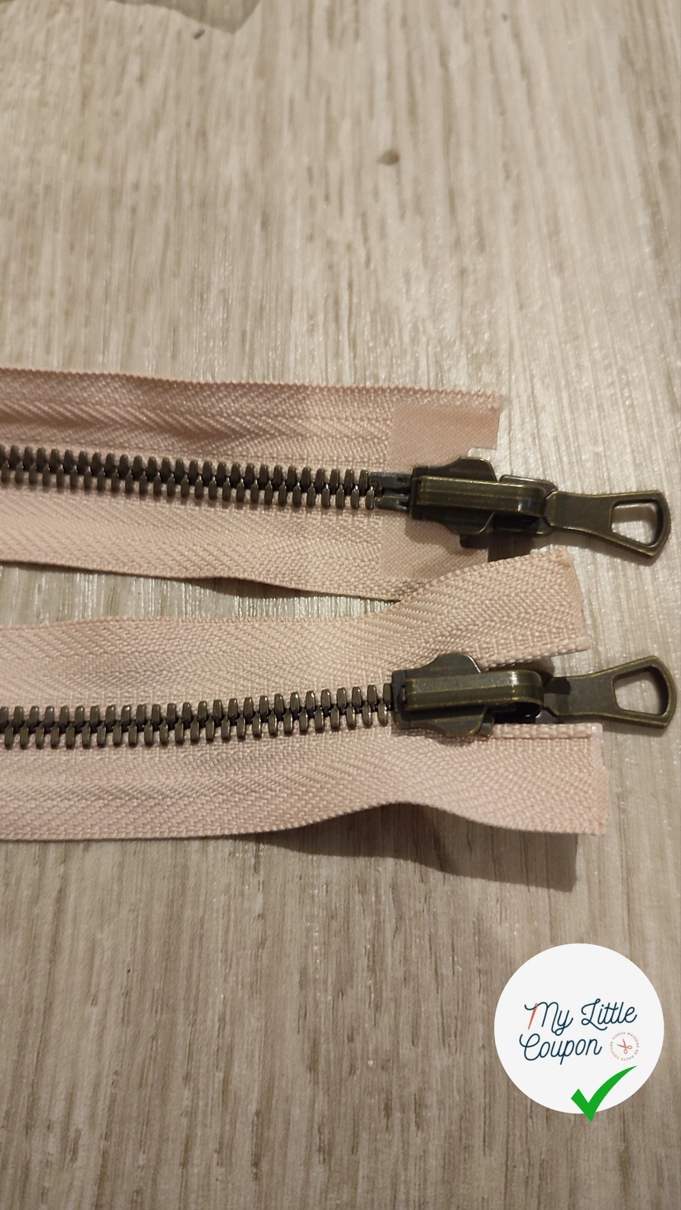 FERMETURE RIRI METAL NON SÉPARABLE DOUBLE CHEMIN RÉVERSIBLE 70CM ROSE POUDRÉ - My Little Coupon