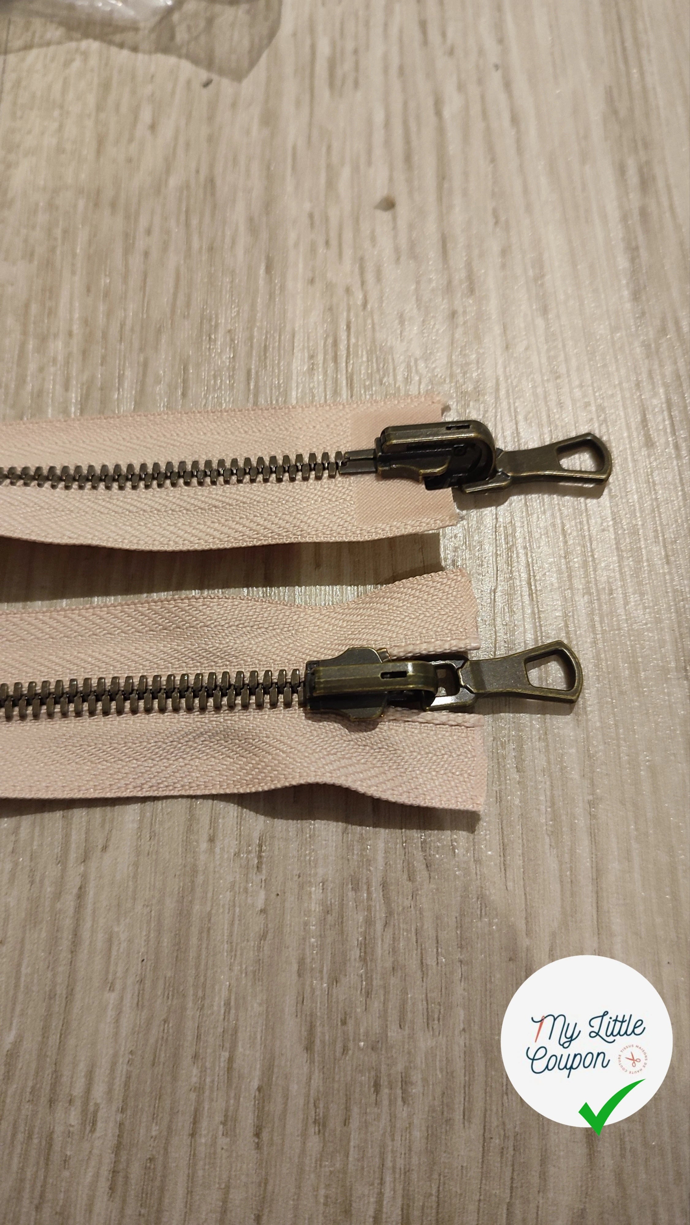 FERMETURE RIRI METAL NON SÉPARABLE DOUBLE CHEMIN RÉVERSIBLE 70CM ROSE POUDRÉ - My Little Coupon