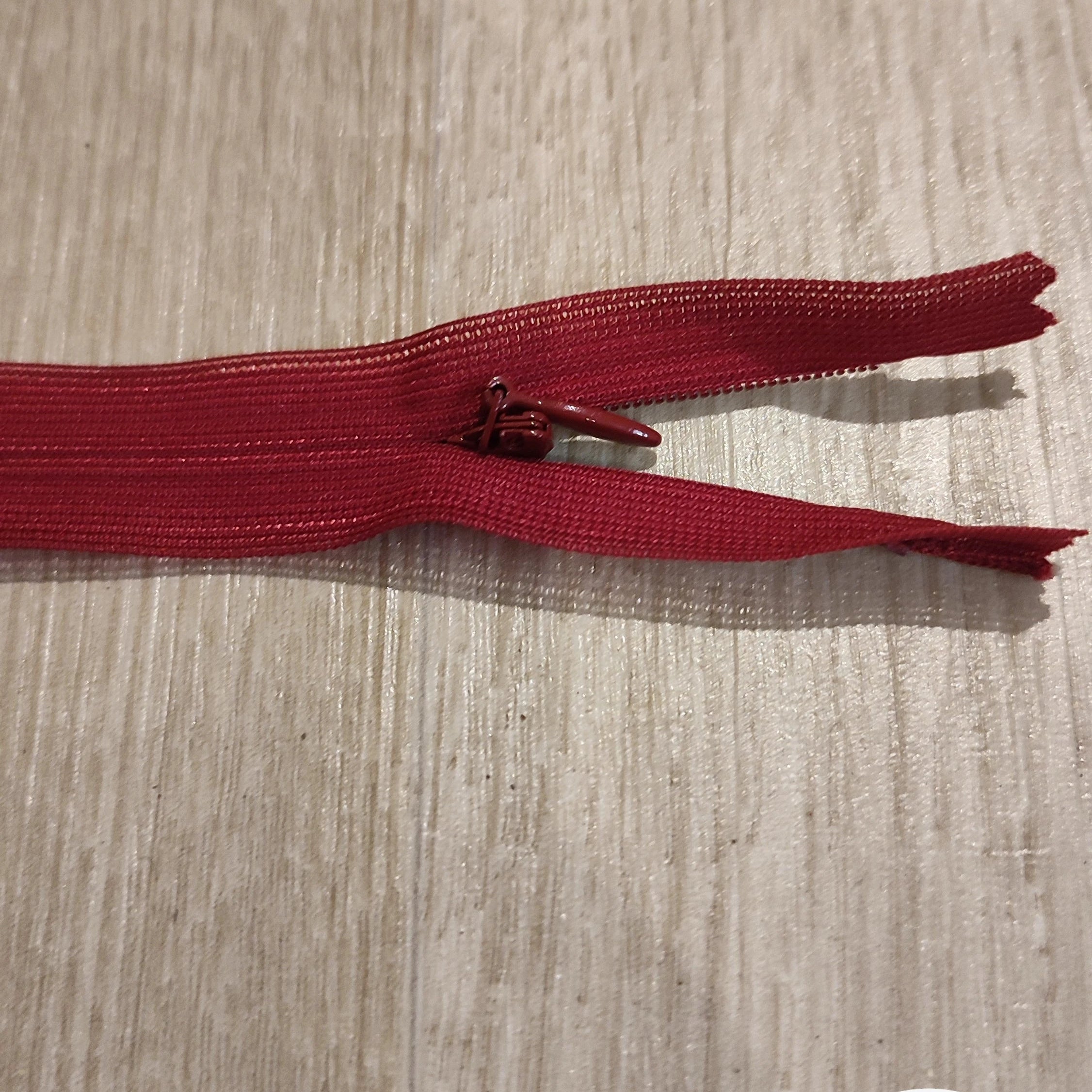 FERMETURE RIRI MÉTAL NON SÉPARABLE INVISIBLE 22CM ROUGE - My Little Coupon