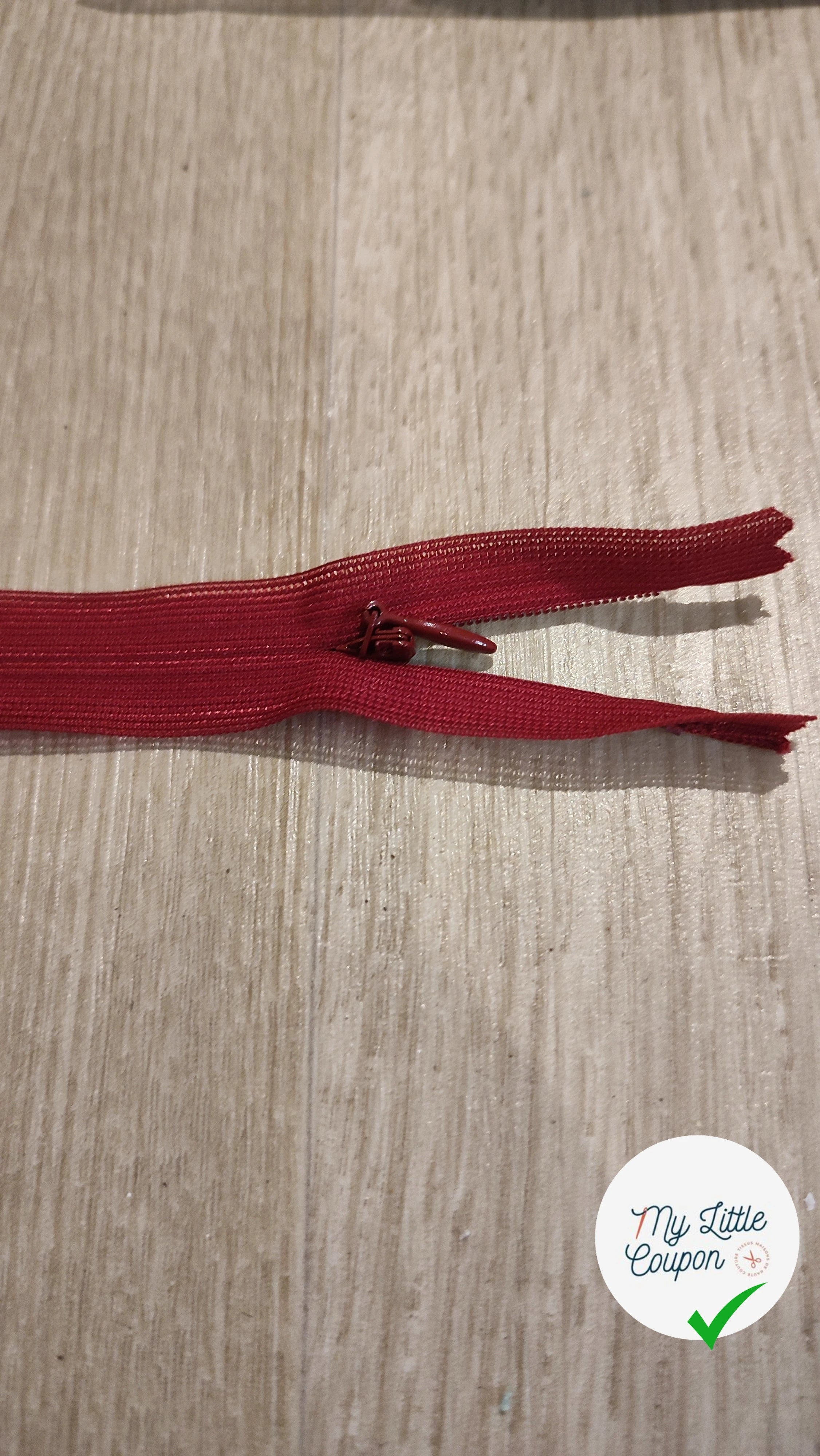 FERMETURE RIRI MÉTAL NON SÉPARABLE INVISIBLE 22CM ROUGE - My Little Coupon