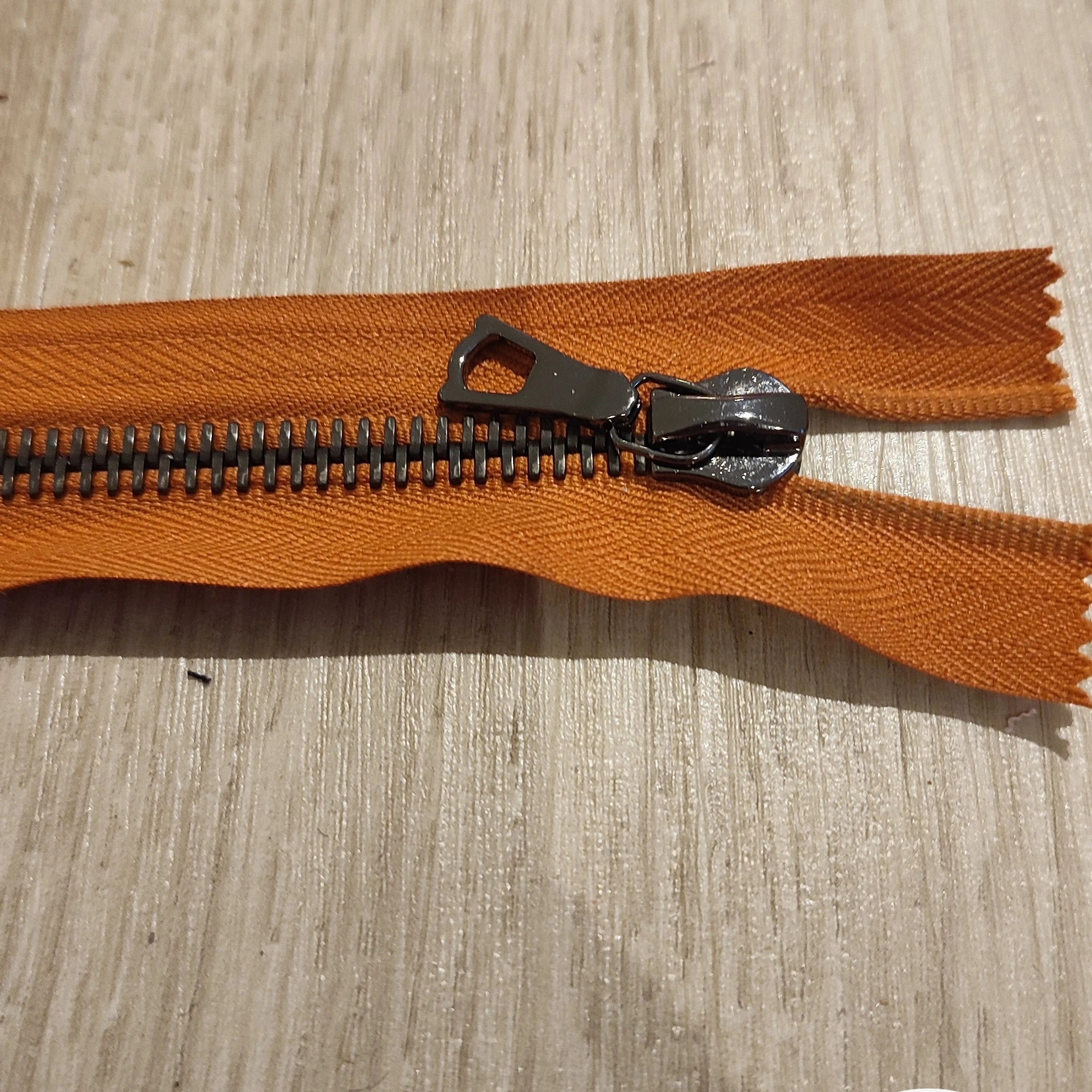 FERMETURE RIRI METAL SÉPARABLE 40CM ORANGE M8 - My Little Coupon