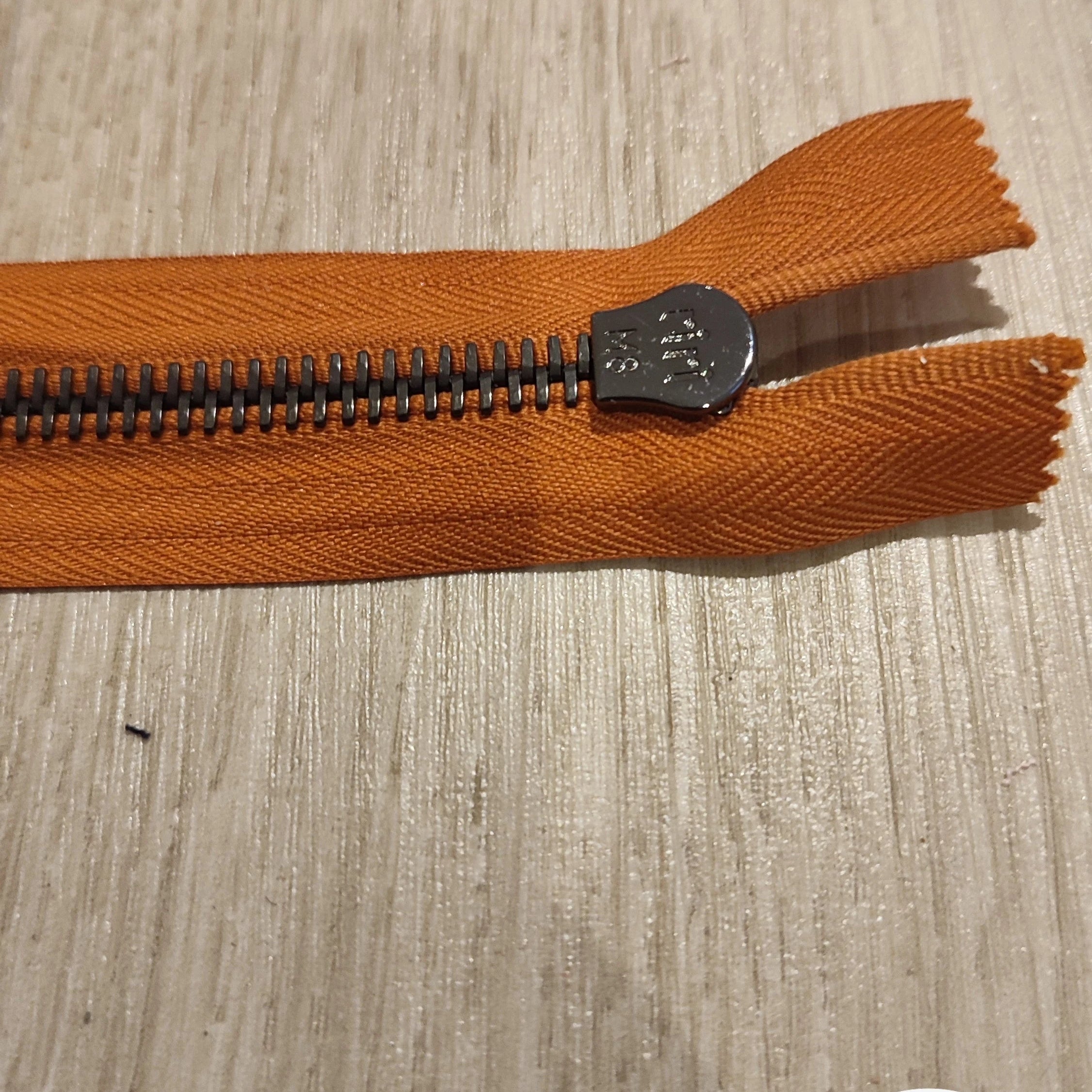 FERMETURE RIRI METAL SÉPARABLE 40CM ORANGE M8 - My Little Coupon