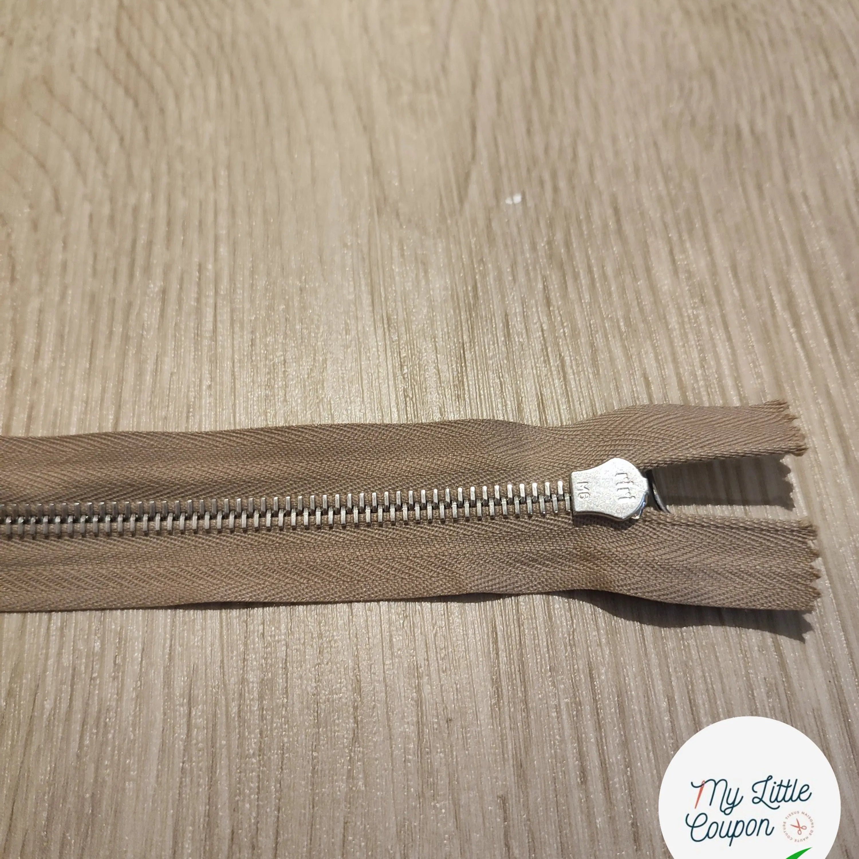 FERMETURE RIRI METAL SÉPARABLE 45CM MARRON CAFÉ M6 - My Little Coupon