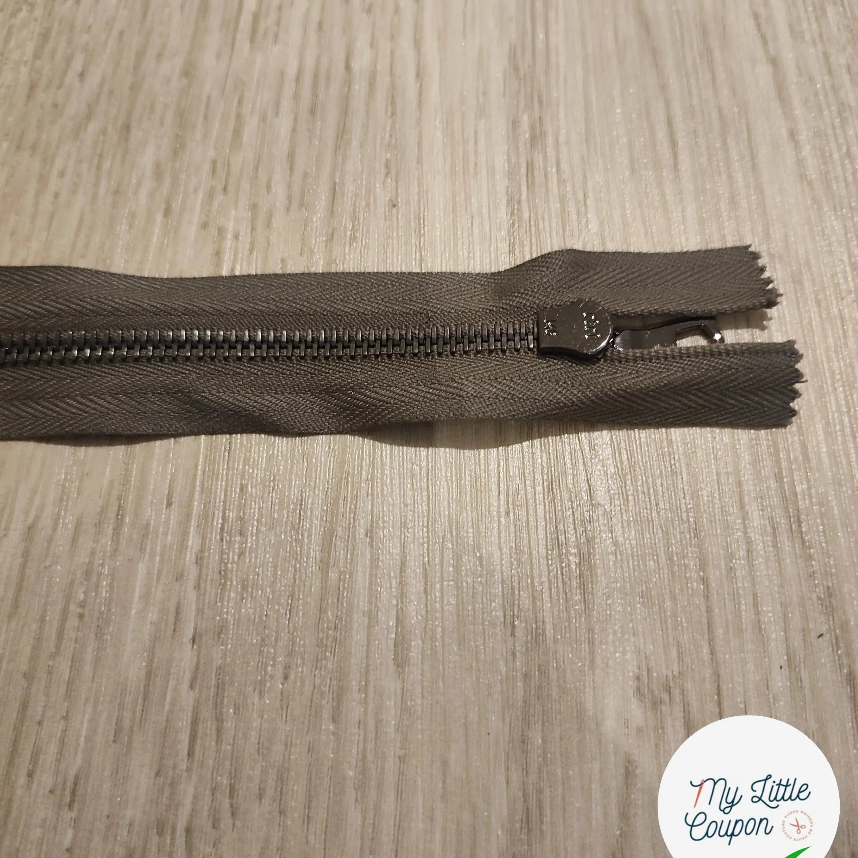 FERMETURE RIRI METAL SÉPARABLE 75CM GRIS FONCÉ M6 - My Little Coupon
