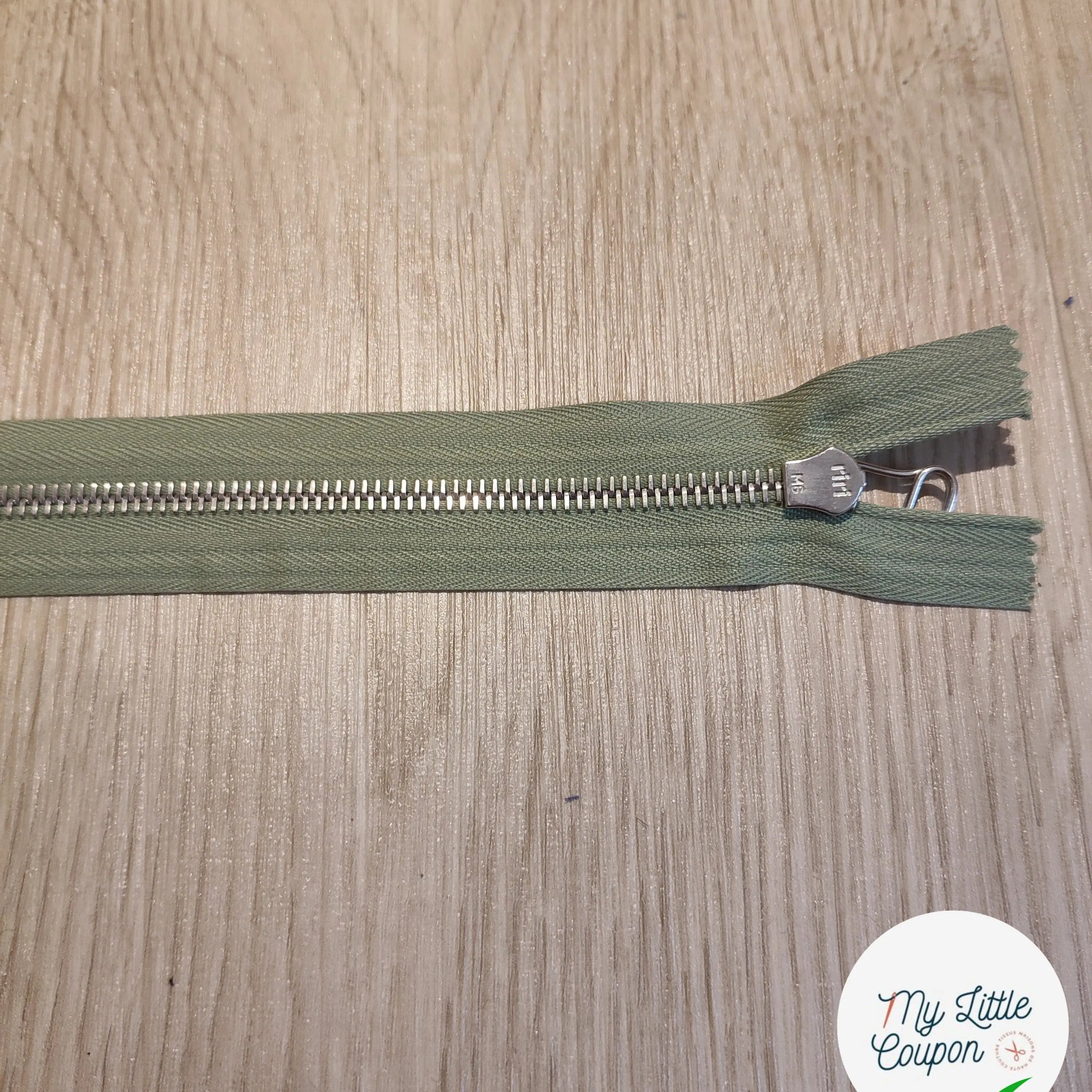 FERMETURE RIRI METAL SEPARABLE 54CM VERT OLIVE M6 - My Little Coupon