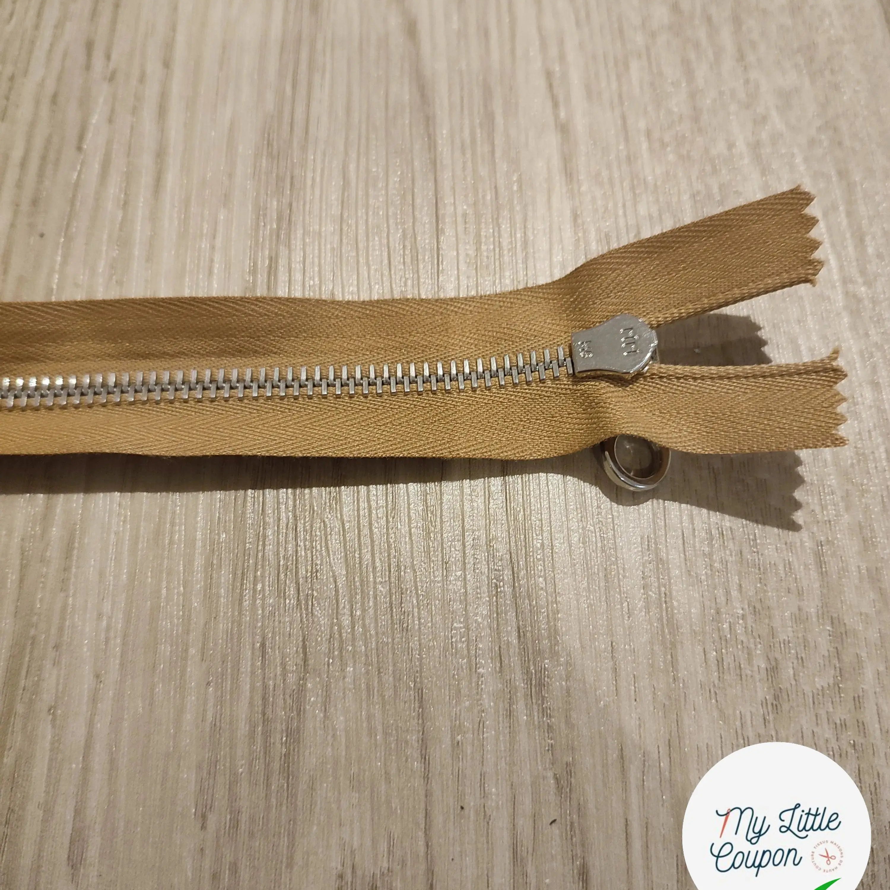 FERMETURE RIRI METAL SÉPARABLE 60CM MARRON CLAIR - My Little Coupon