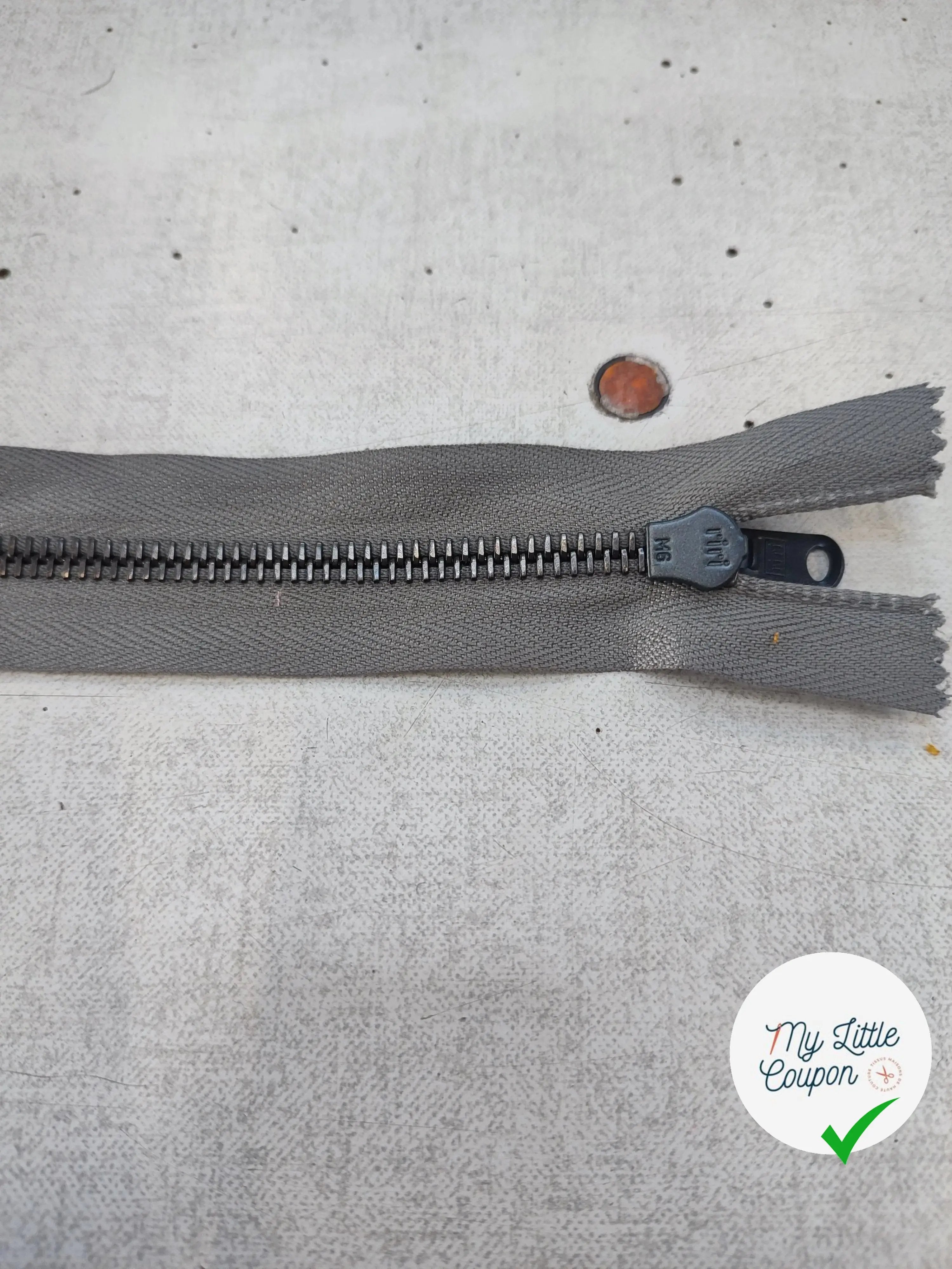 FERMETURE RIRI METAL SÉPARABLE 90CM GRIS FONCÉ M6 - My Little Coupon