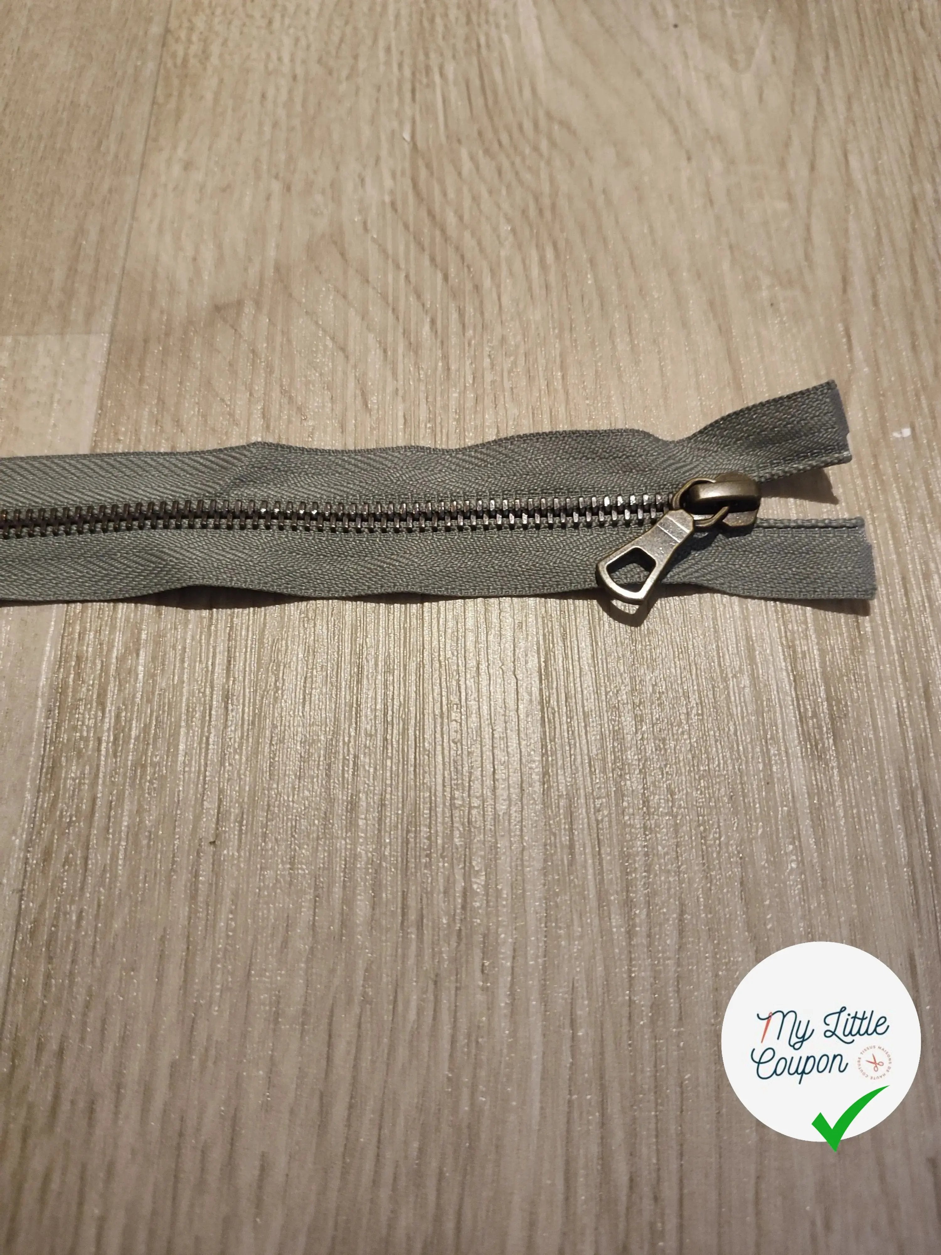 FERMETURE RIRI METAL SÉPARABLE 65CM GRIS VERT - My Little Coupon