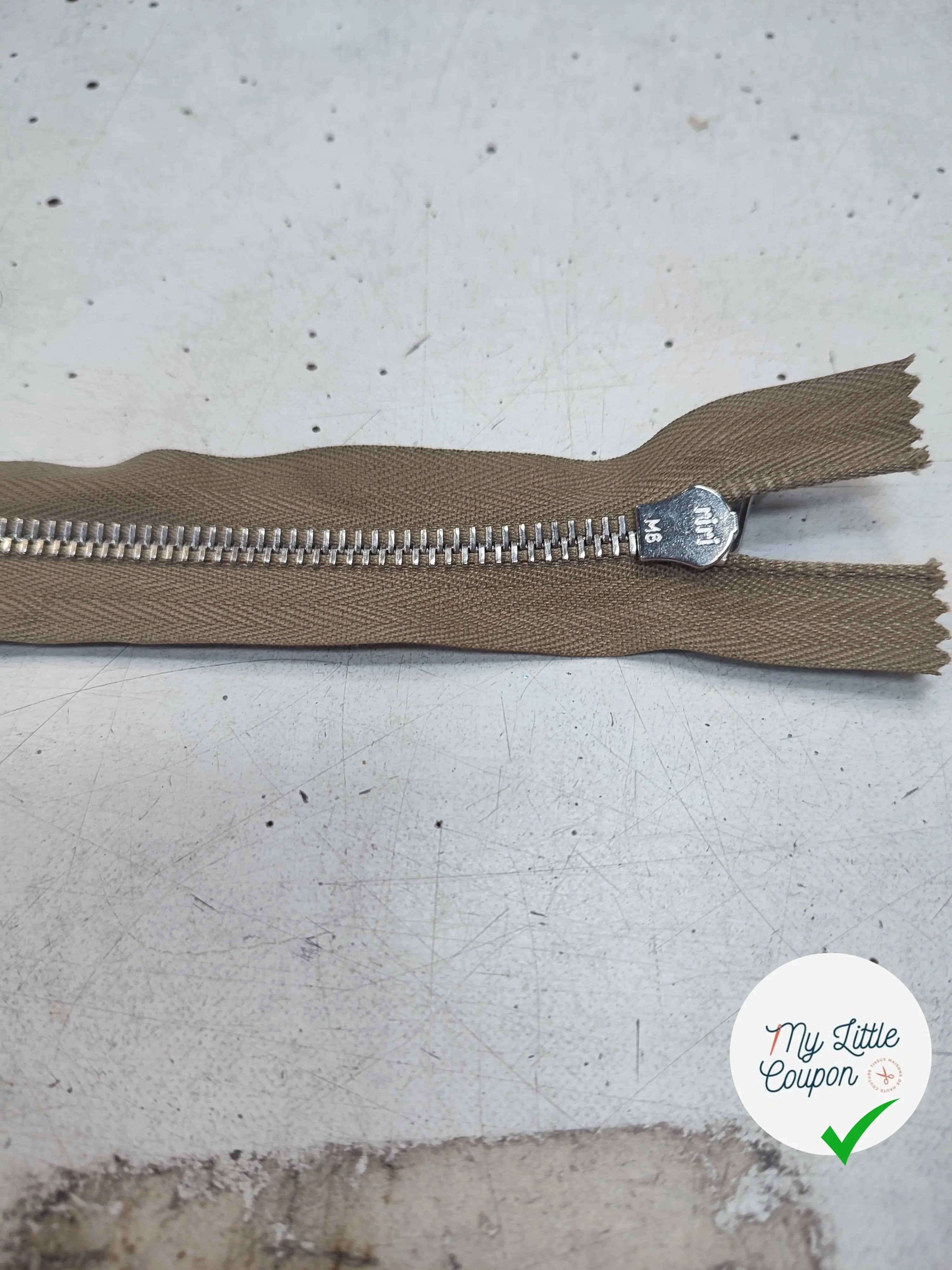 FERMETURE RIRI METAL SÉPARABLE 80CM VERT KAKI CLAIR M6 - My Little Coupon