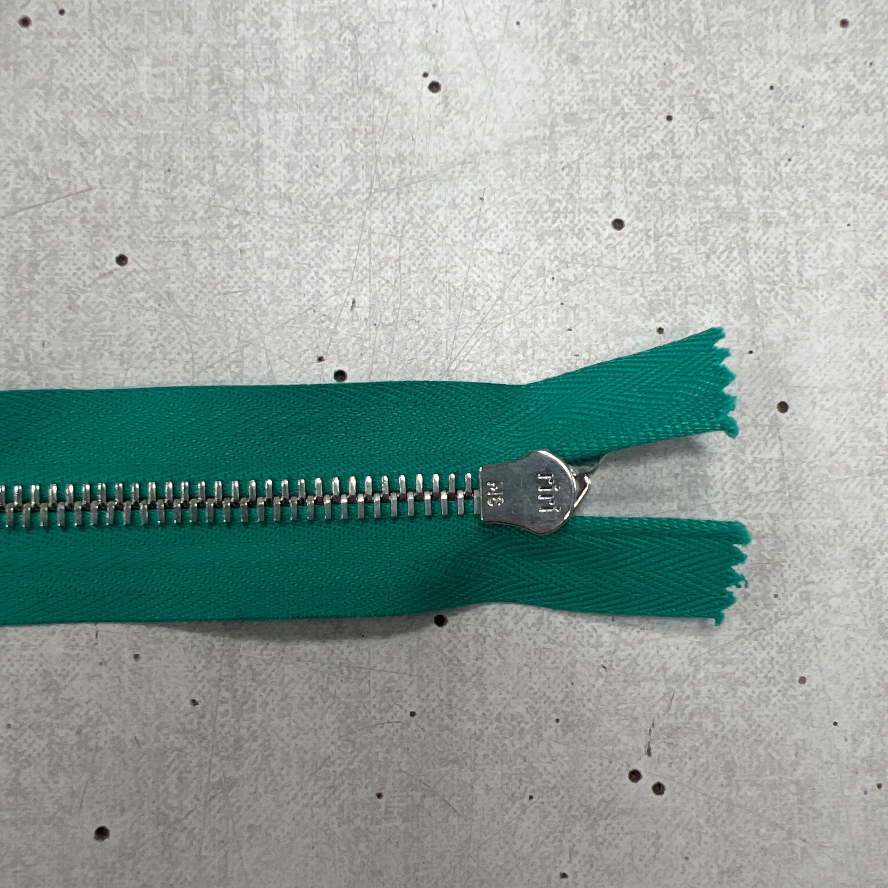 FERMETURE RIRI NON SÉPARABLE VERTE MÉTAL 15 CM - My Little Coupon