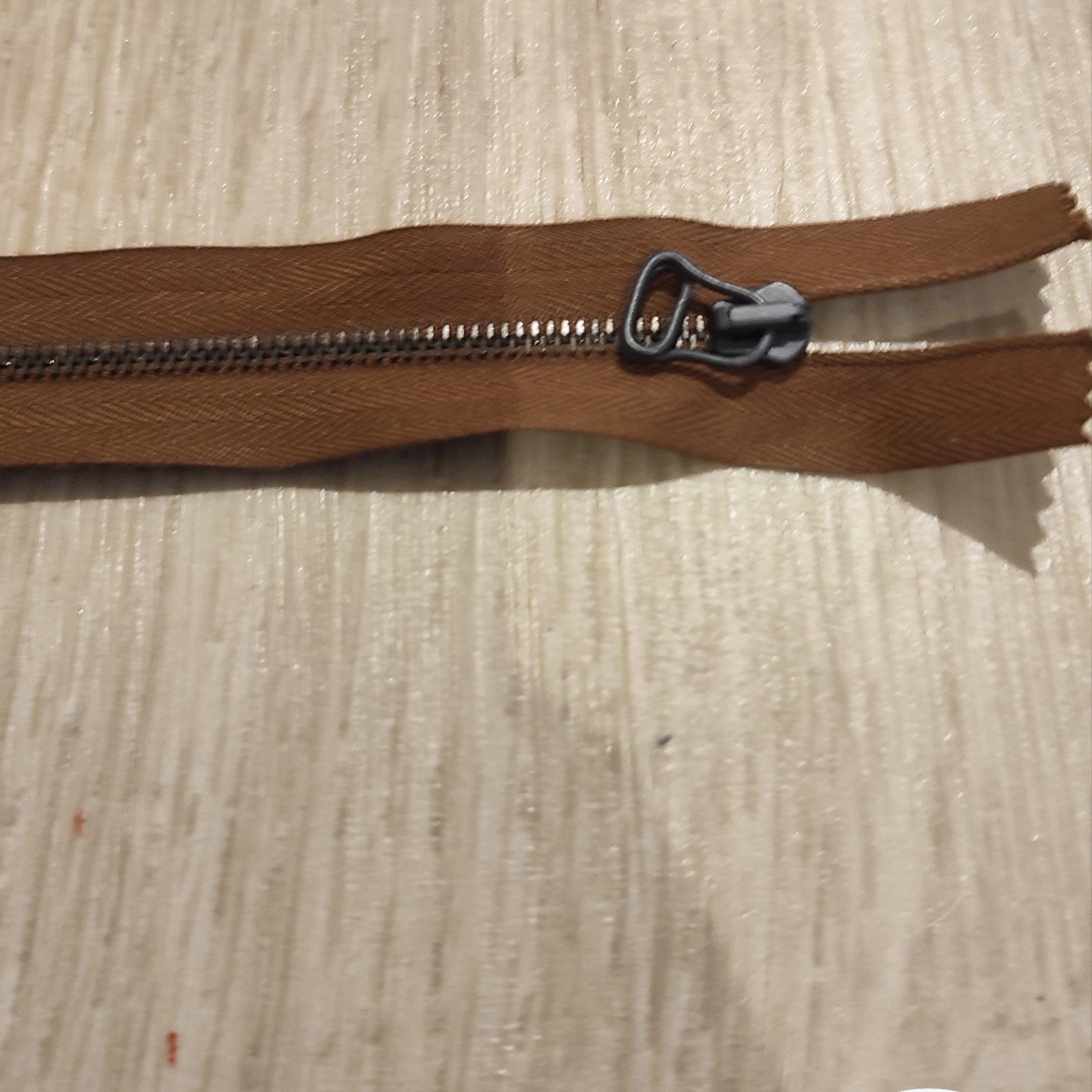 FERMETURE RIRI PLASTIQUE NON SÉPARABLE 25CM MARRON FONCÉ M4 - My Little Coupon
