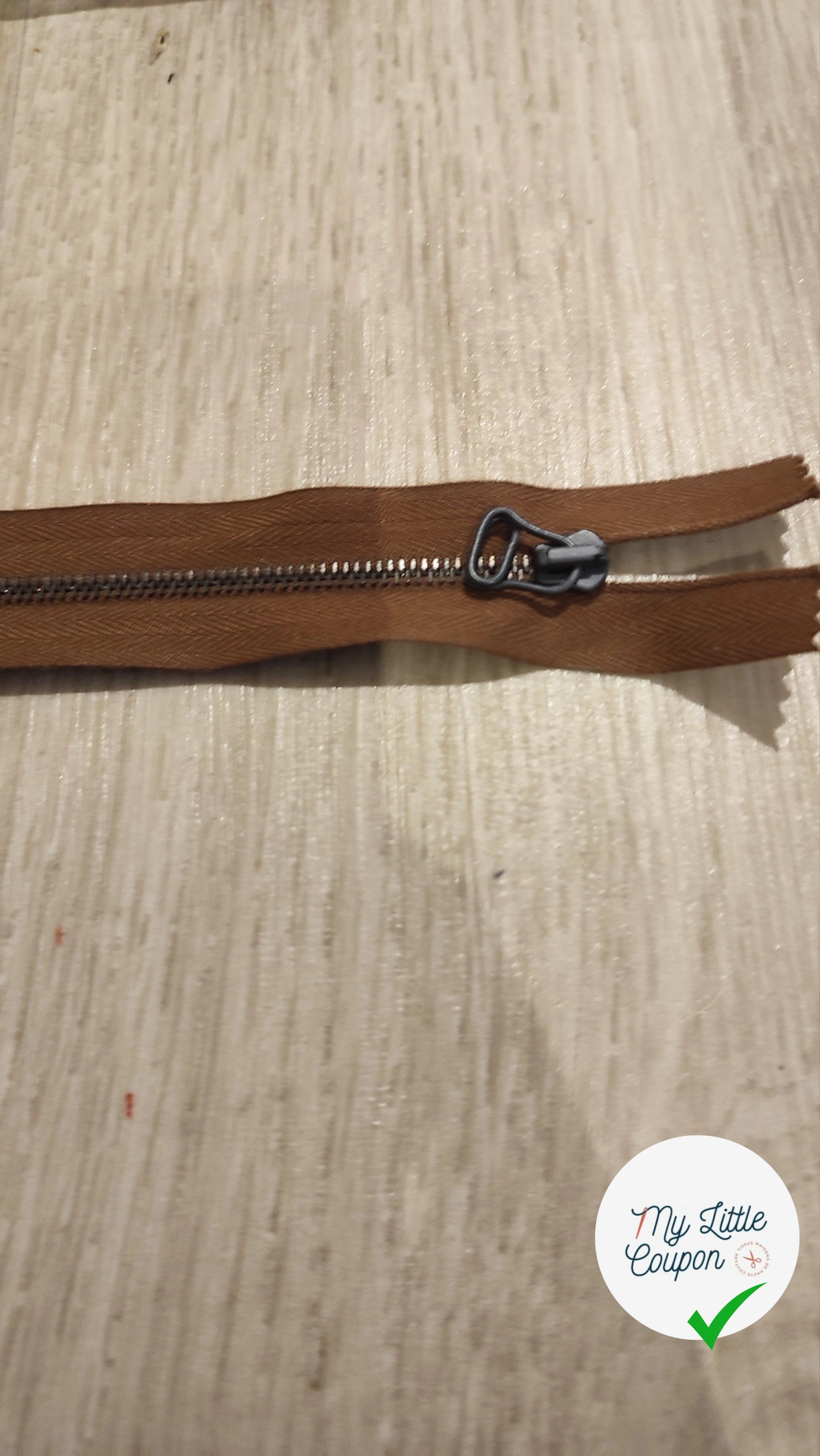 FERMETURE RIRI PLASTIQUE NON SÉPARABLE 25CM MARRON FONCÉ M4 - My Little Coupon