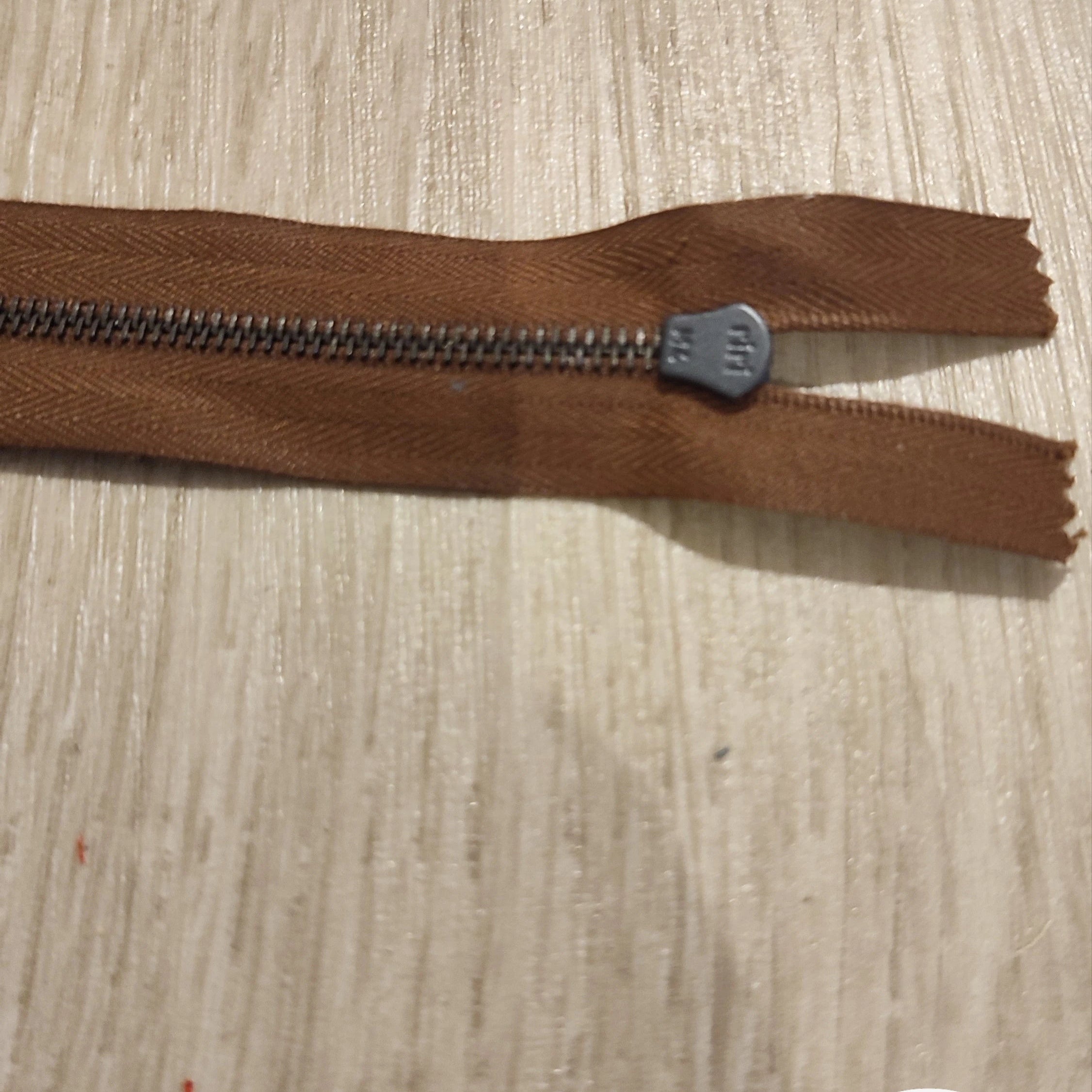 FERMETURE RIRI PLASTIQUE NON SÉPARABLE 25CM MARRON FONCÉ M4 - My Little Coupon