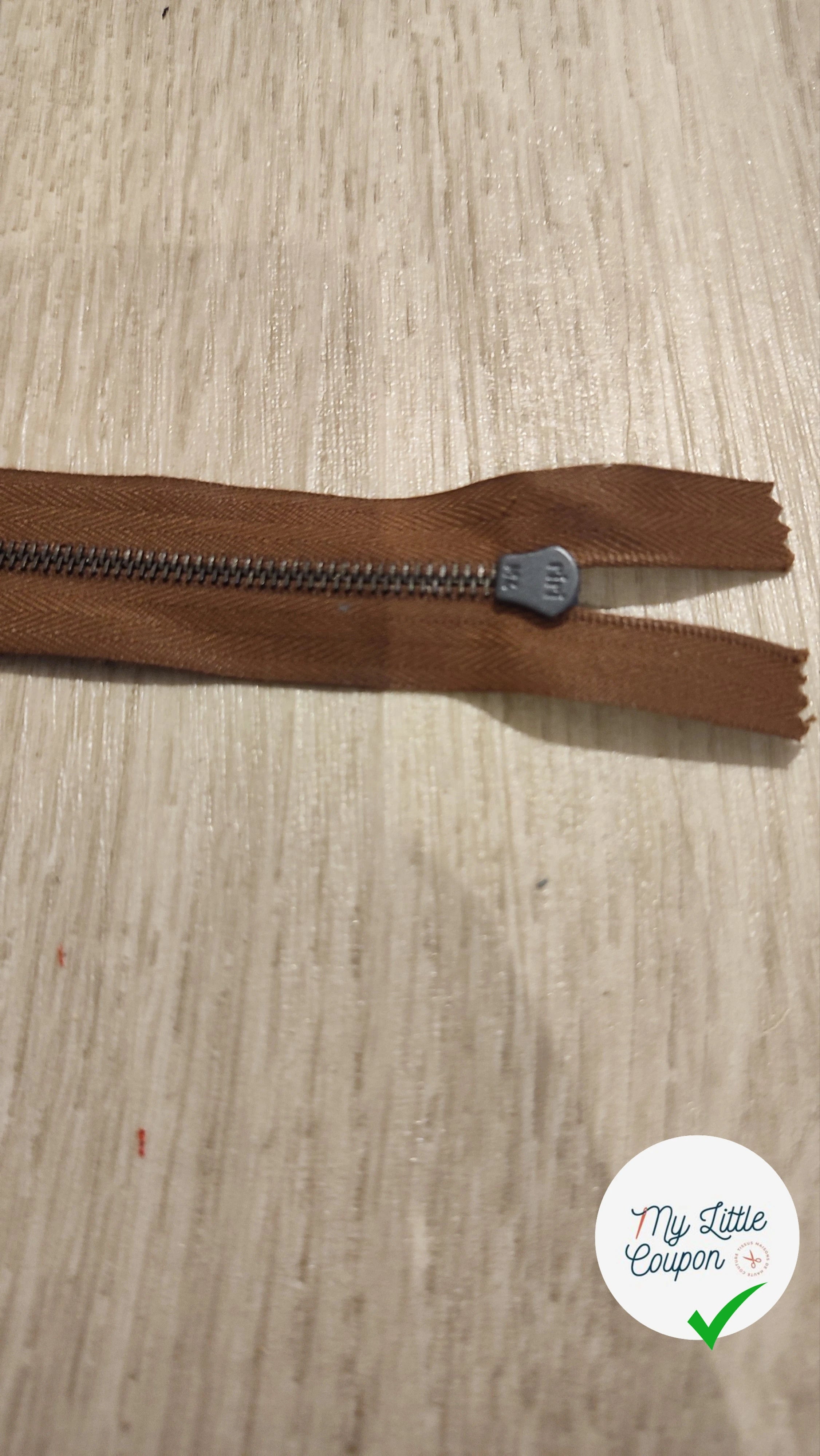 FERMETURE RIRI PLASTIQUE NON SÉPARABLE 25CM MARRON FONCÉ M4 - My Little Coupon