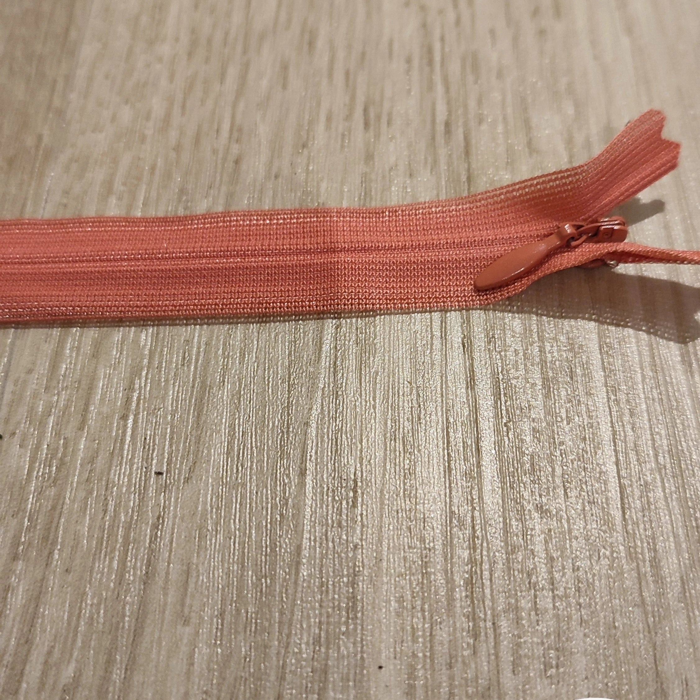 FERMETURE RIRI PLASTIQUE NON SÉPARABLE INVISIBLE 18CM ROSE - My Little Coupon