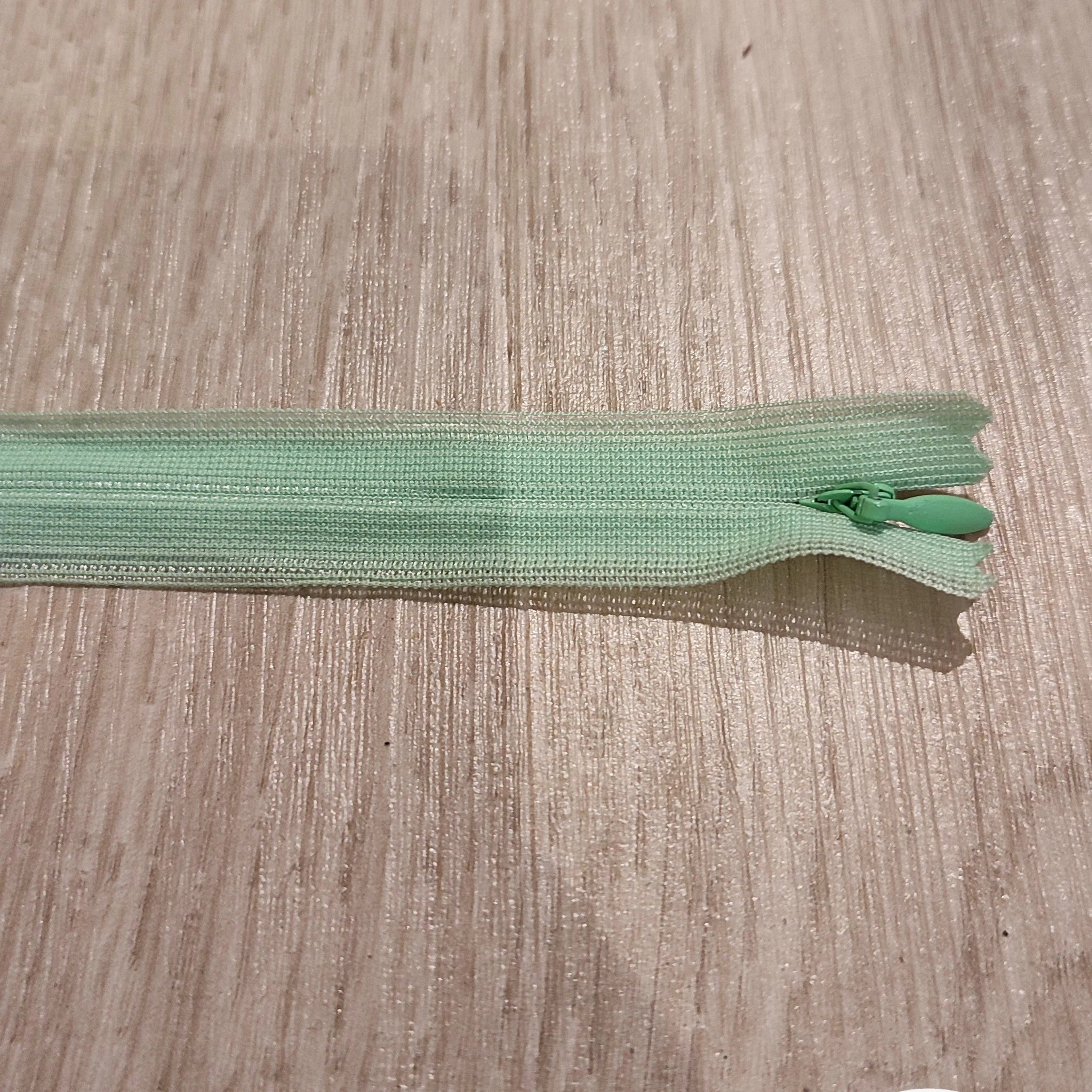 FERMETURE RIRI PLASTIQUE NON SÉPARABLE INVISIBLE 24CM VERT MENTHE - My Little Coupon