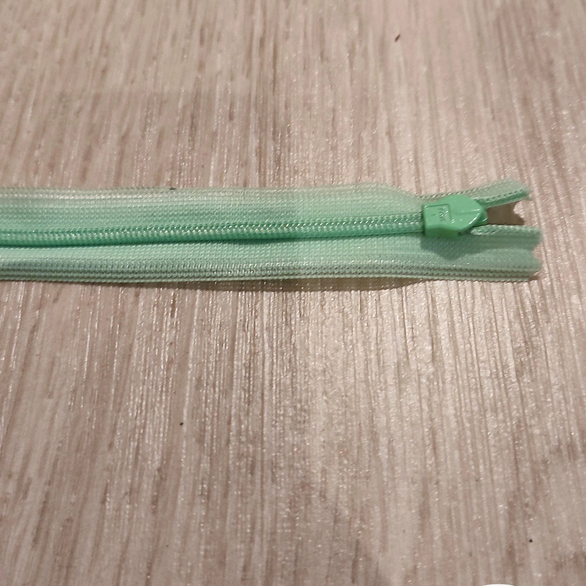 FERMETURE RIRI PLASTIQUE NON SÉPARABLE INVISIBLE 24CM VERT MENTHE - My Little Coupon