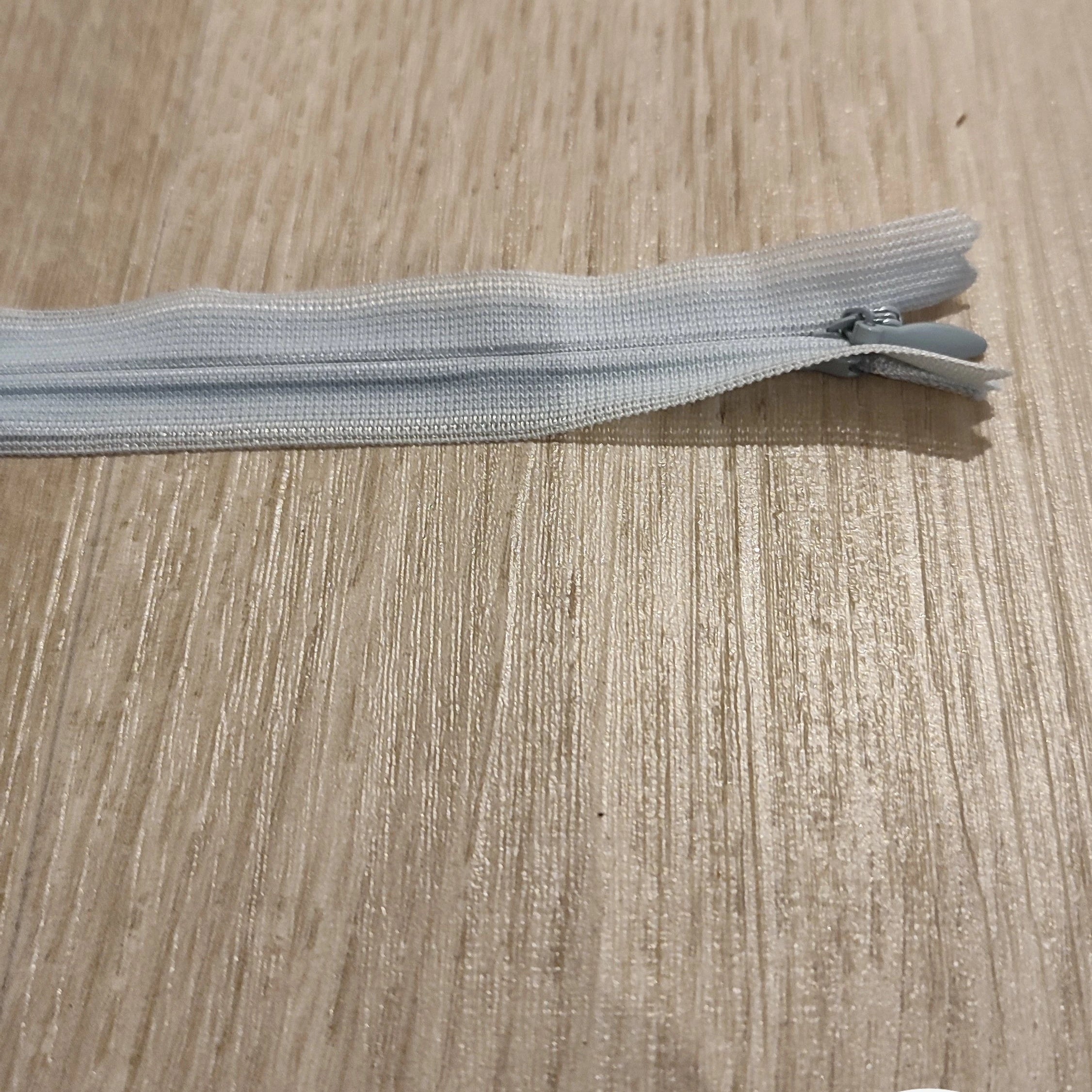 FERMETURE RIRI PLASTIQUE NON SÉPARABLE INVISIBLE 40CM BLEU CIEL - My Little Coupon