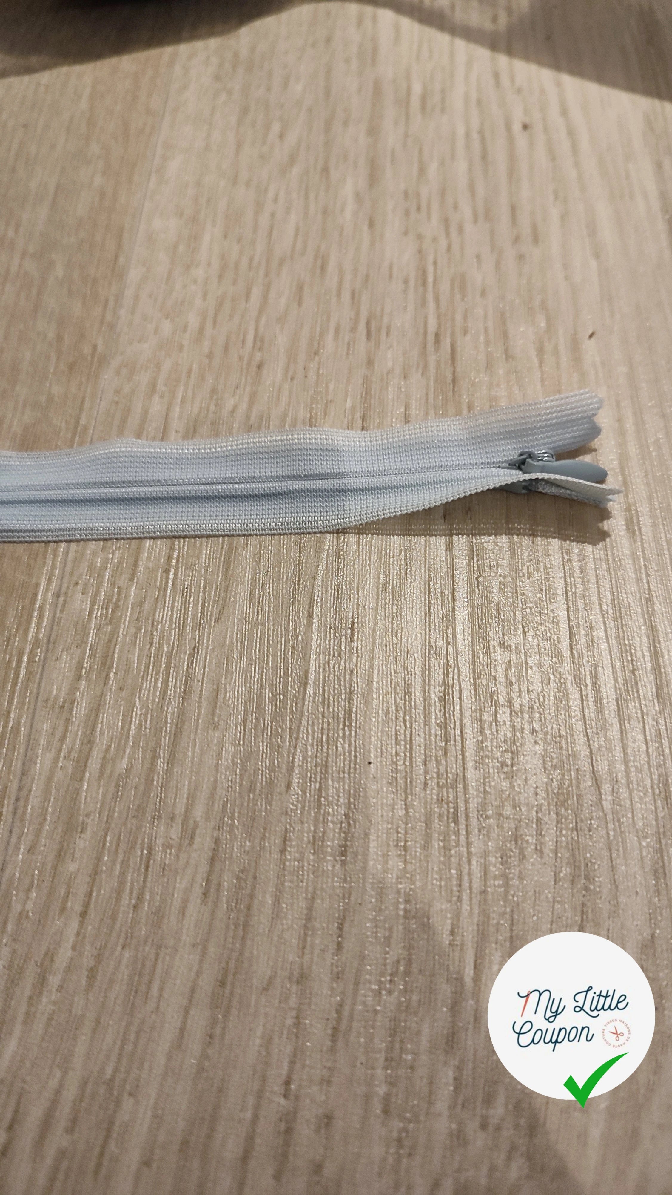 FERMETURE RIRI PLASTIQUE NON SÉPARABLE INVISIBLE 40CM BLEU CIEL - My Little Coupon