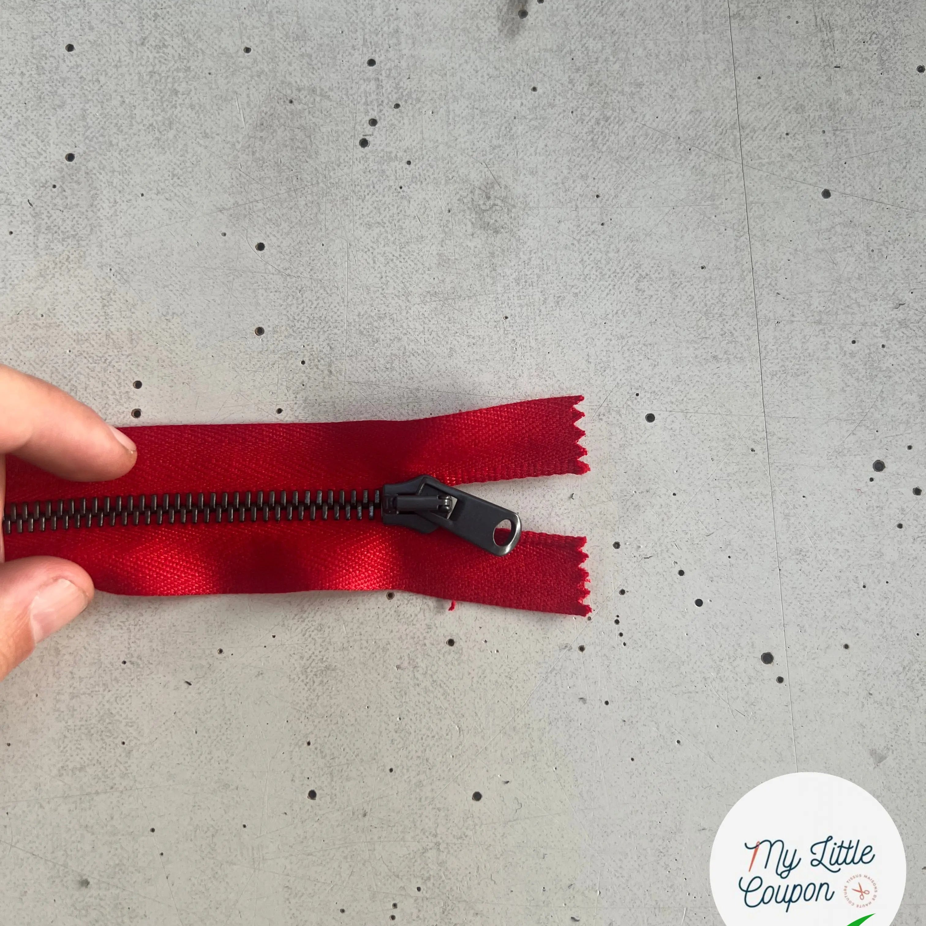 FERMETURE RIRI SÉPARABLE ROUGE MÉTAL 90 CM - My Little Coupon
