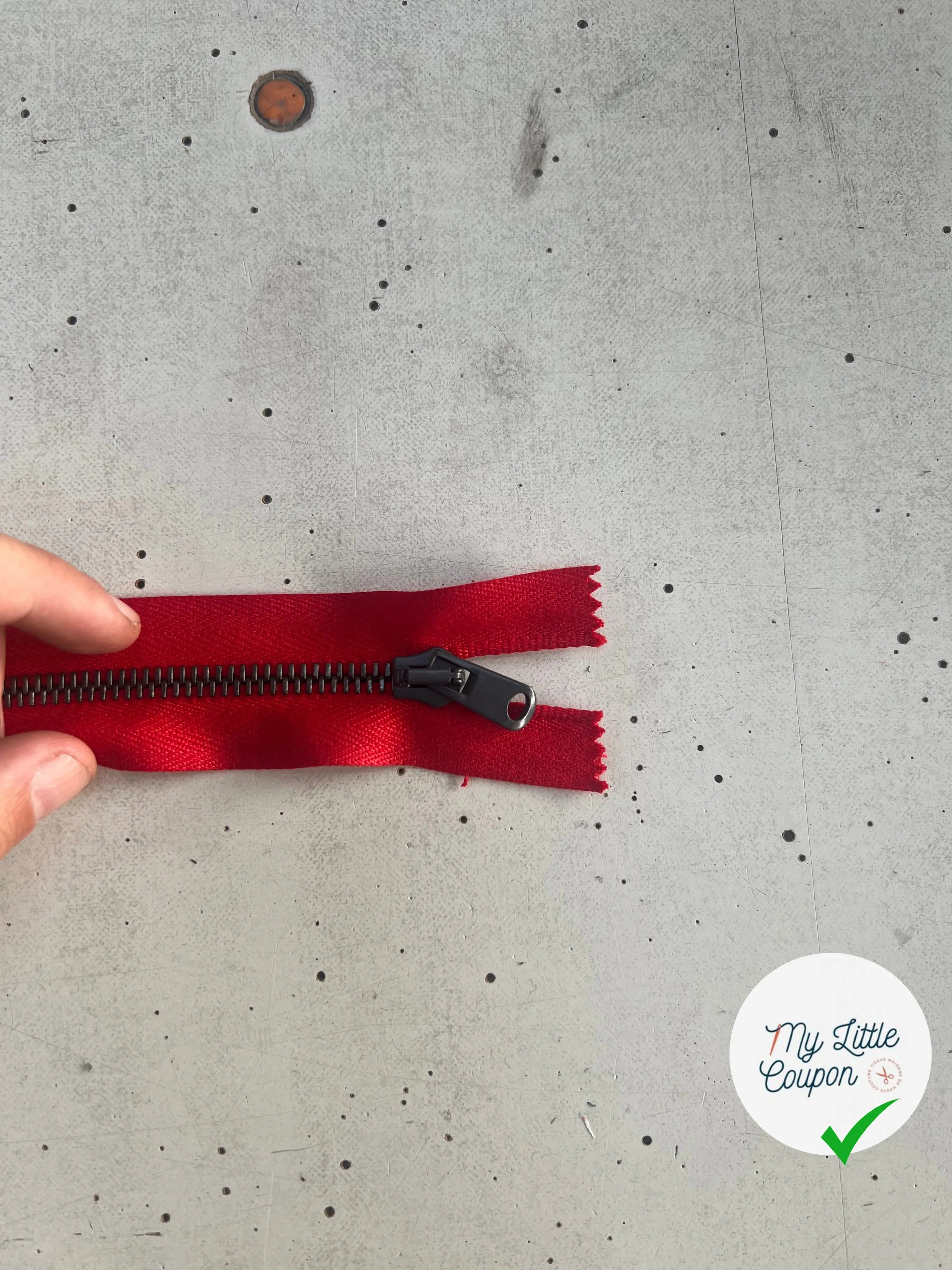 FERMETURE RIRI SÉPARABLE ROUGE MÉTAL 90 CM - My Little Coupon