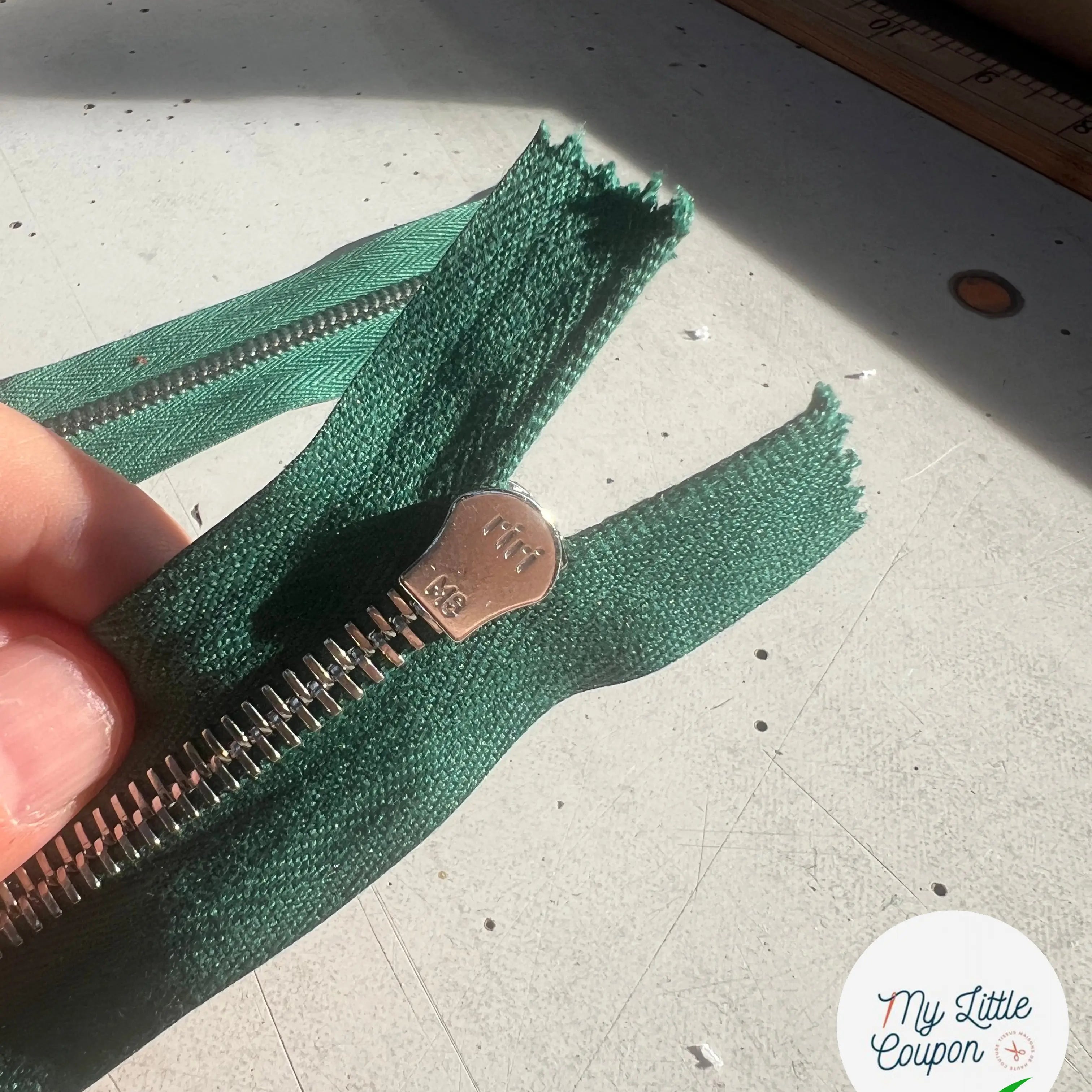 FERMETURE RIRI SÉPARABLE VERT FORÊT MÉTAL 70 CM - My Little Coupon