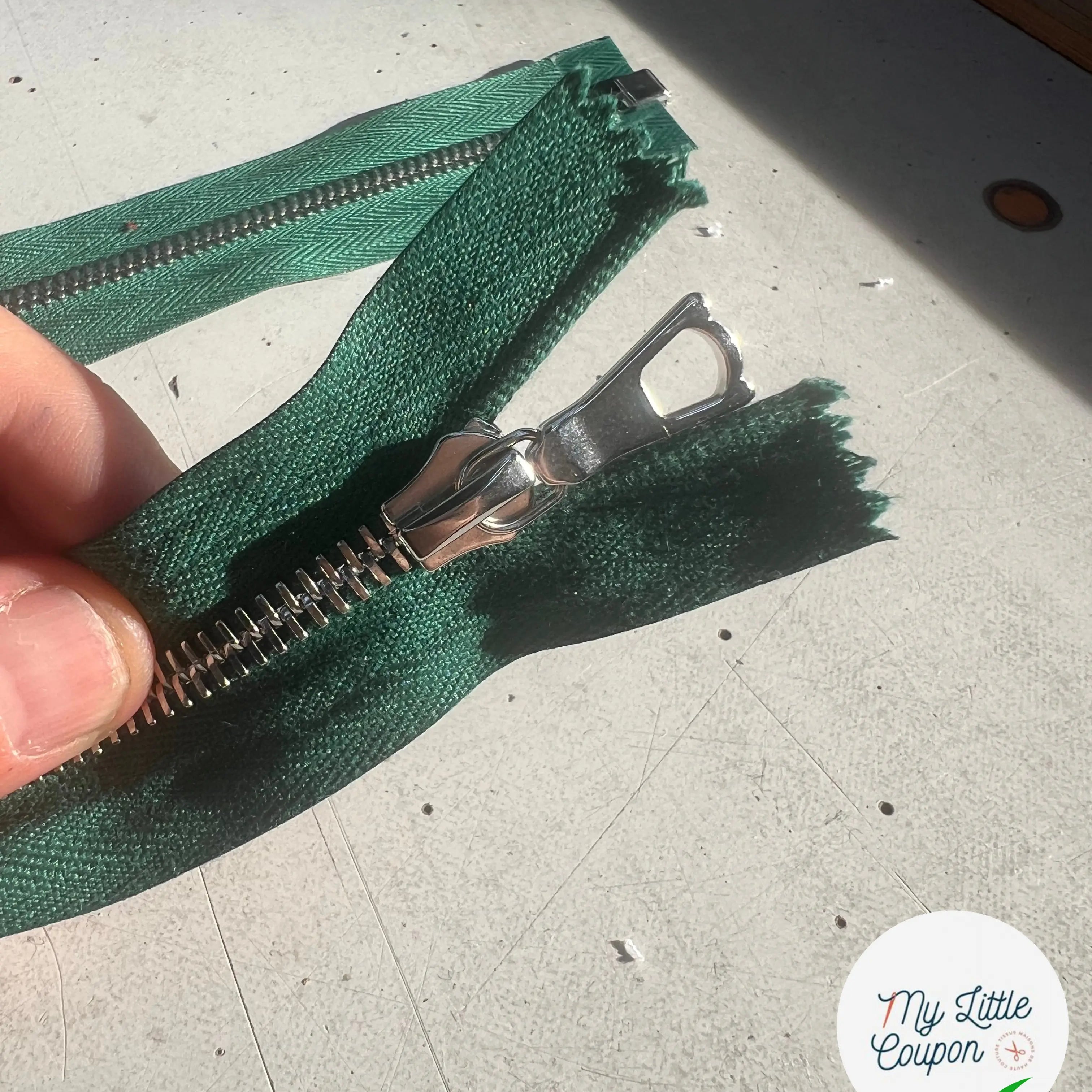 FERMETURE RIRI SÉPARABLE VERT FORÊT MÉTAL 70 CM - My Little Coupon