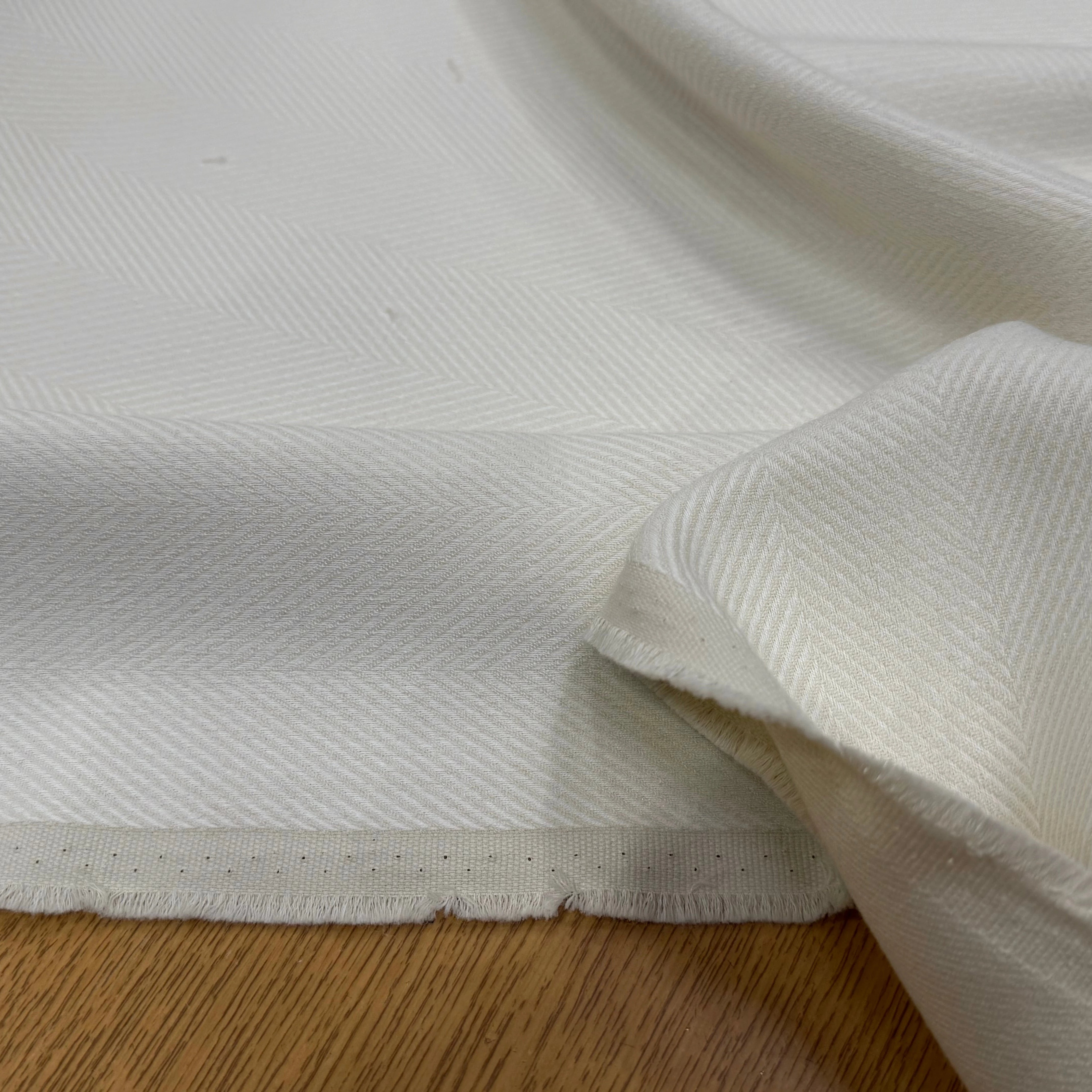 GABARDINE CHEVRON POLYVISCOSE LOURDE BLANC CASSÉ 30% VISCOSE - My Little Coupon