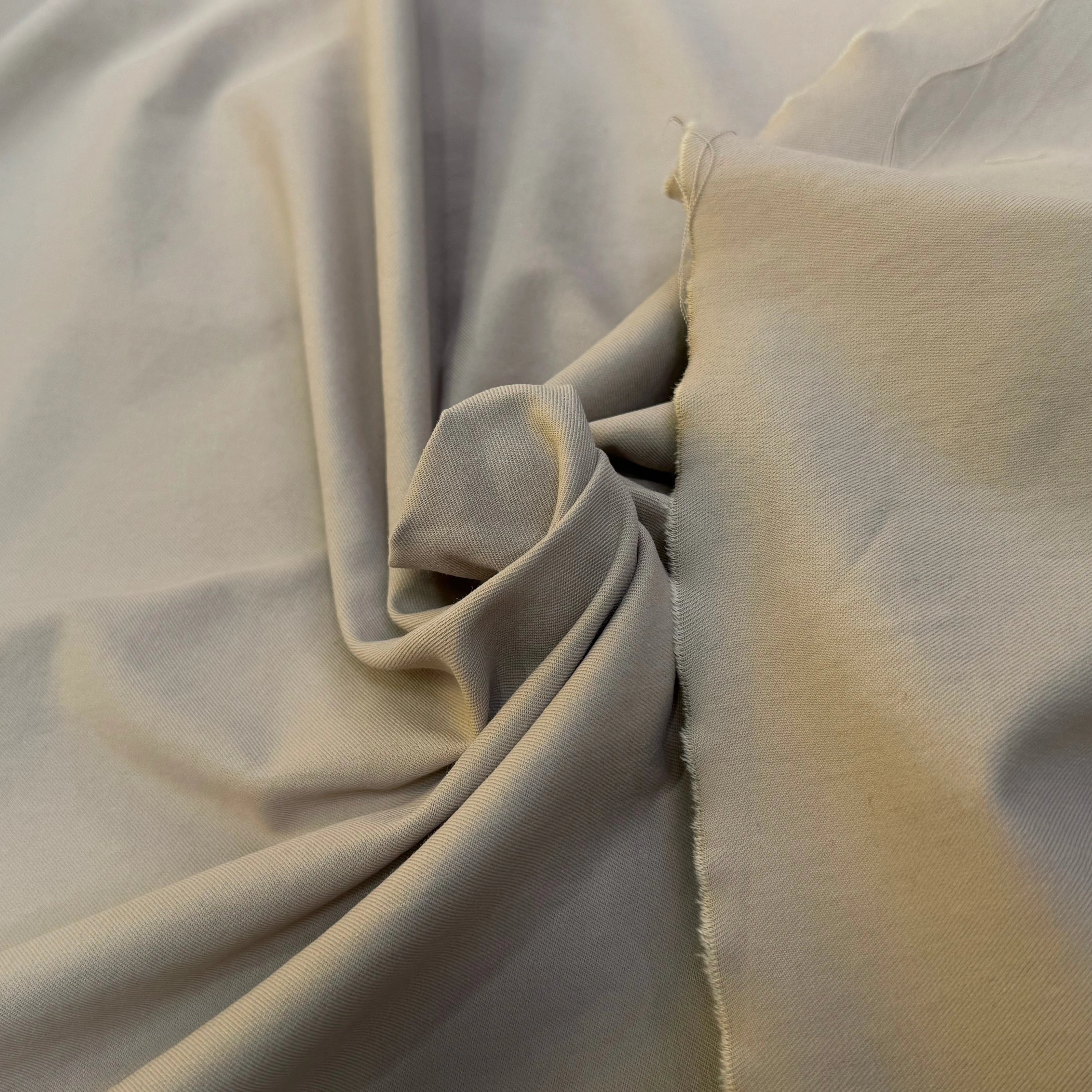 GABARDINE DE COTON BEAU TOUCHER LÉGÈREMENT STRIÉE BEIGE CREME - My Little Coupon
