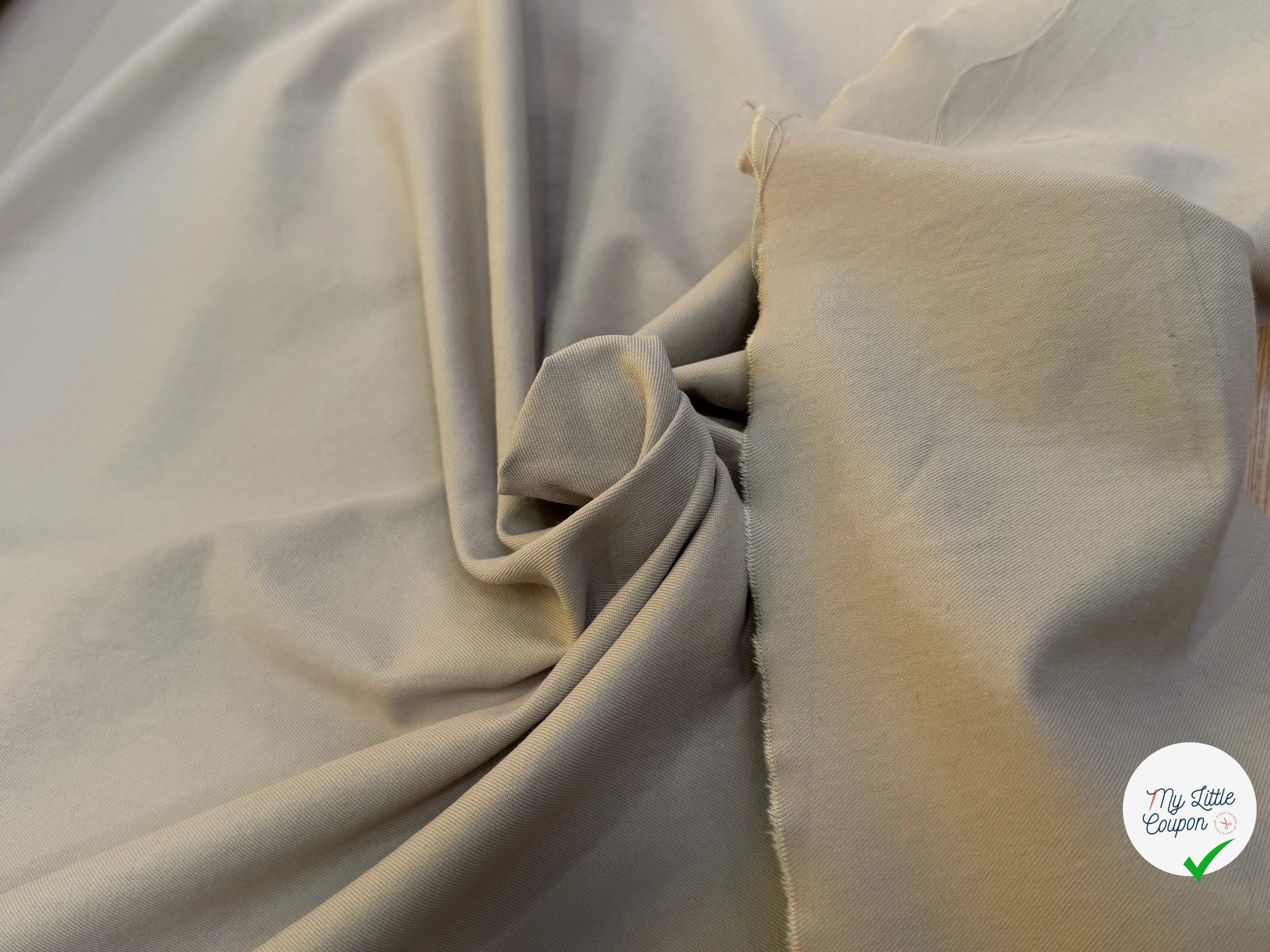 GABARDINE DE COTON BEAU TOUCHER LÉGÈREMENT STRIÉE BEIGE CREME - My Little Coupon