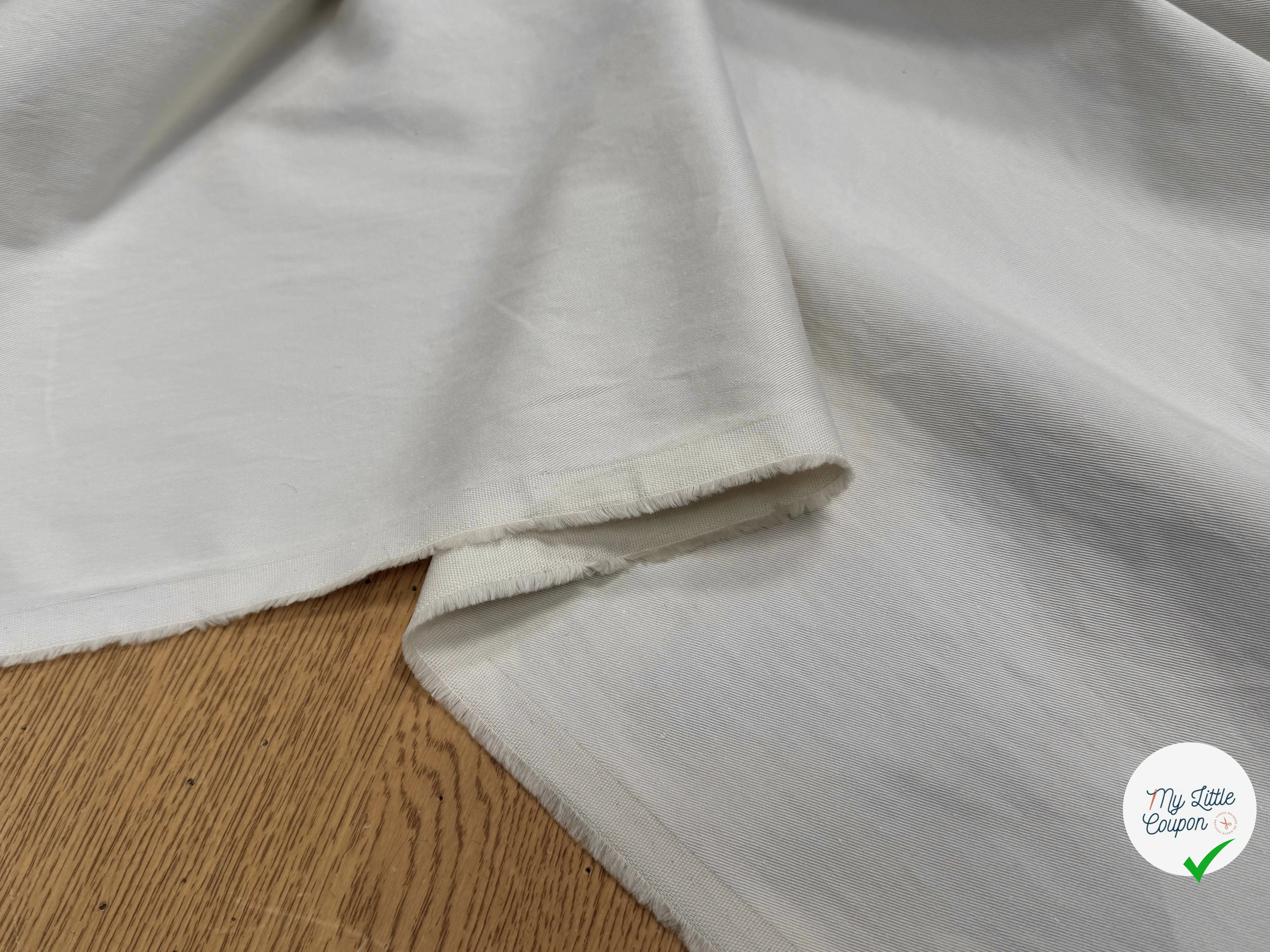 GABARDINE DE COTON FIN FINEMENT SERGÉE ET LÉGÈREMENT STRETCH CRAIE - My Little Coupon
