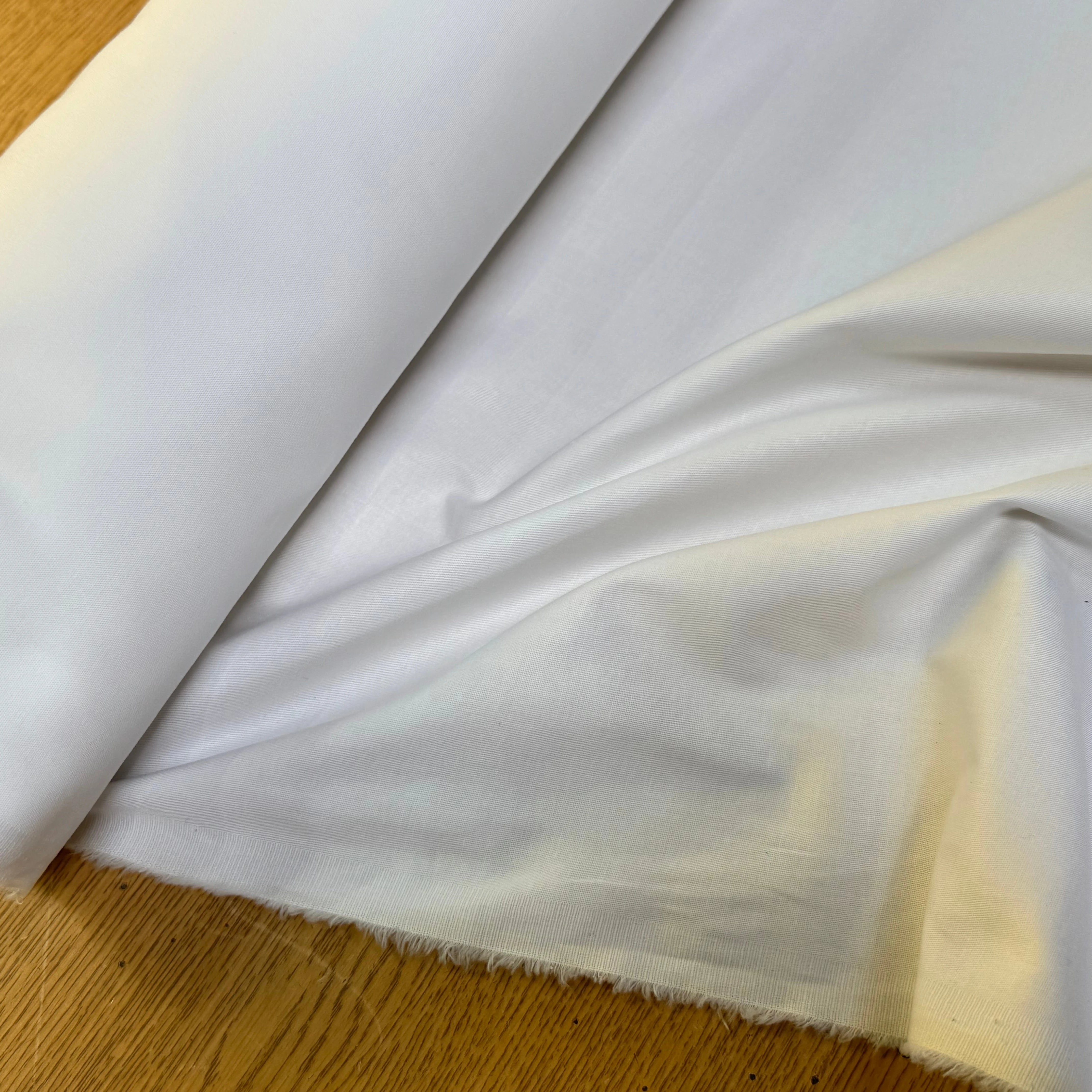 GABARDINE DE COTON FINE STRETCH FINEMENT SERGÉE BLANC 240 - My Little Coupon