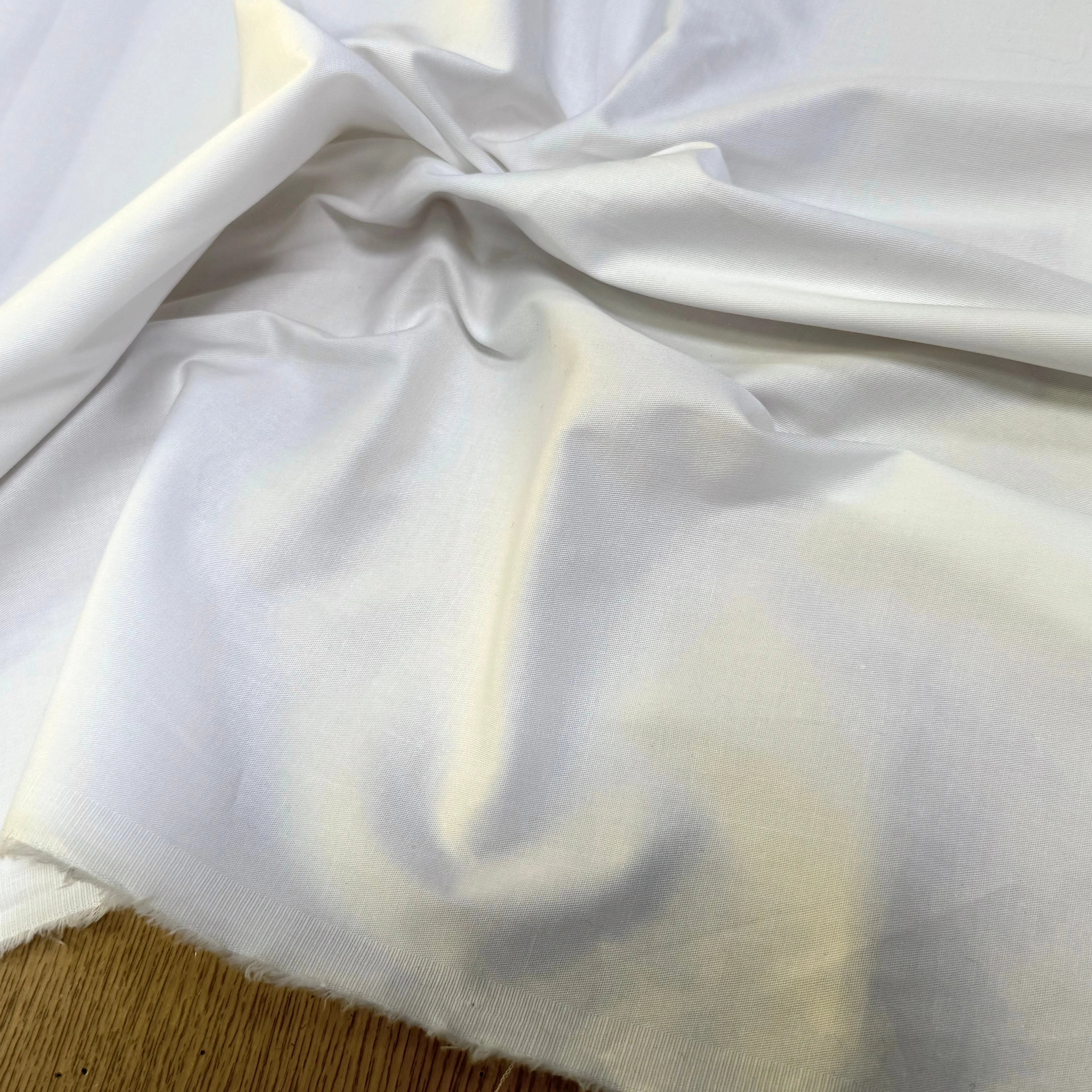 GABARDINE DE COTON FINE STRETCH FINEMENT SERGÉE BLANC 240 - My Little Coupon