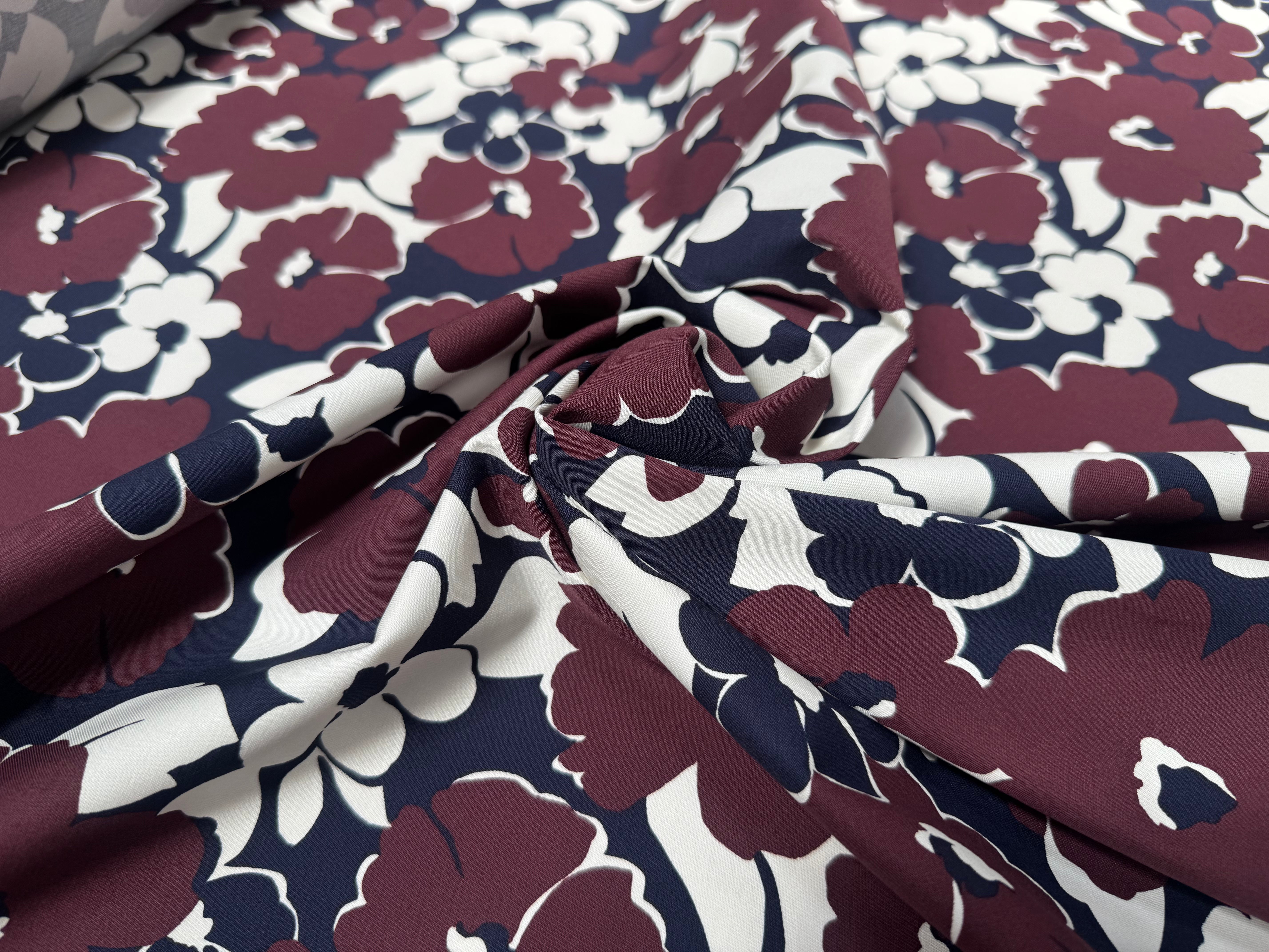 GABARDINE DE COTON FOND BLANC MOTIF GROSSES FLEURS BORDEAUX STRECH - My Little Coupon