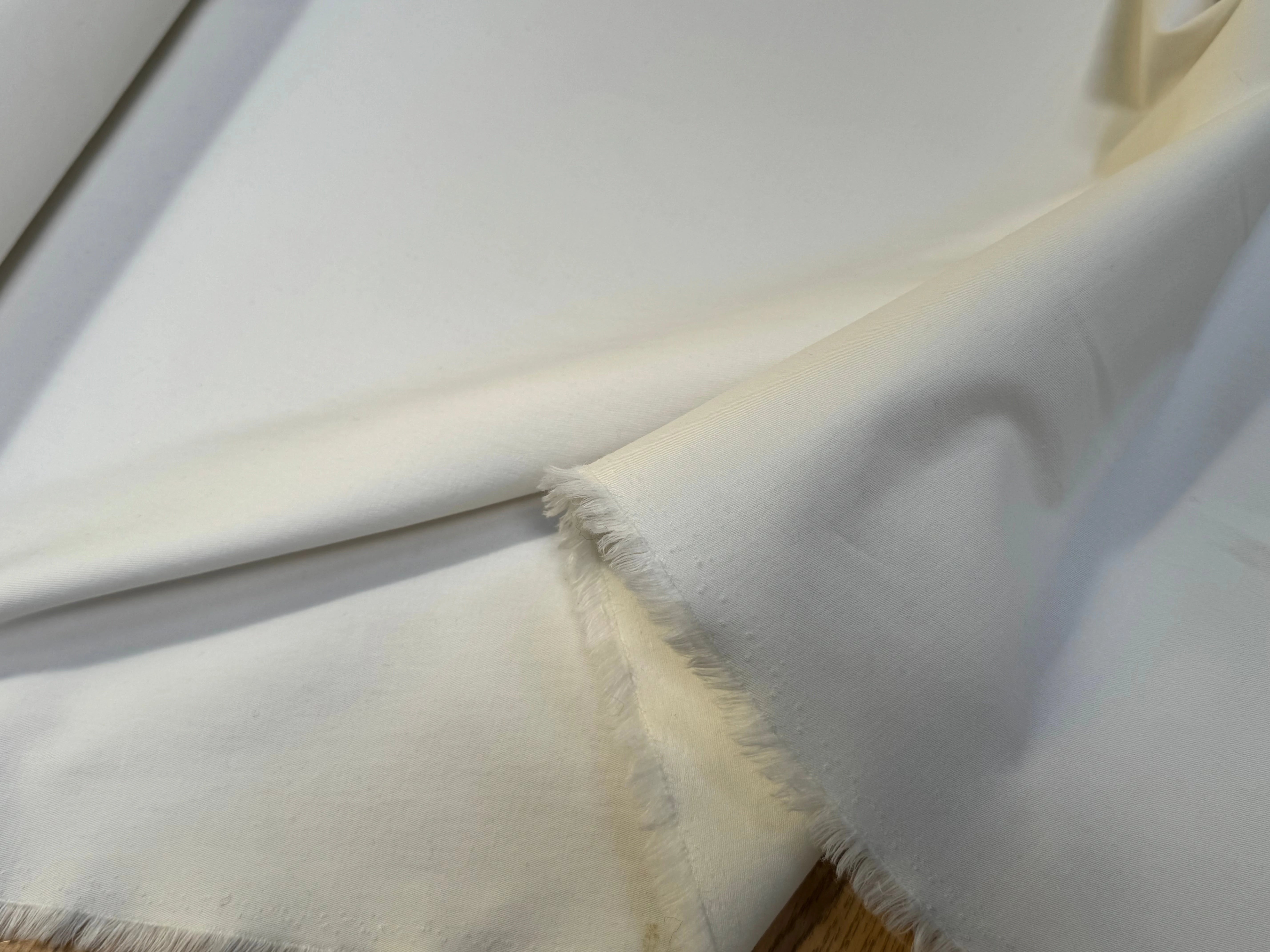 GABARDINE DE COTON GRATTÉ FINEMENT SERGÉE BLANC CASSÉ STRETCH TENUE SUBLIME - My Little Coupon
